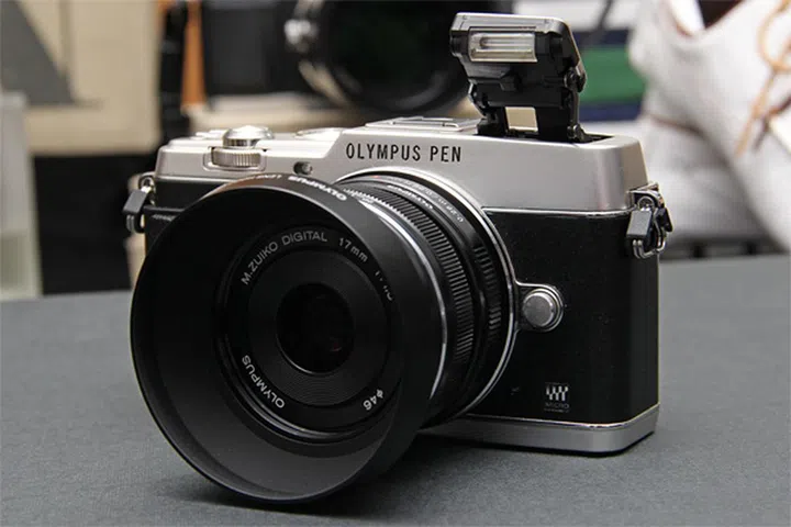 The PEN E-P5 will retail for the body alone, or with the M.Zuiko 17mm f/1.8 prime lens with new VF-4 electronic viewfinder.