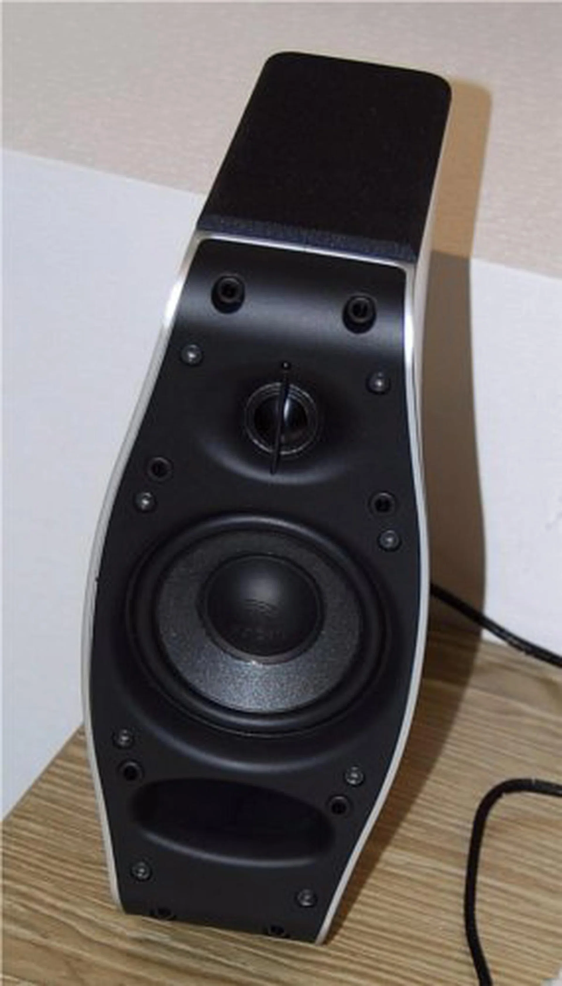 Behind the grill, we can clearly see the tweeter, woofer and the vent at the bottom which tries to make up for the lack of a sub-woofer.