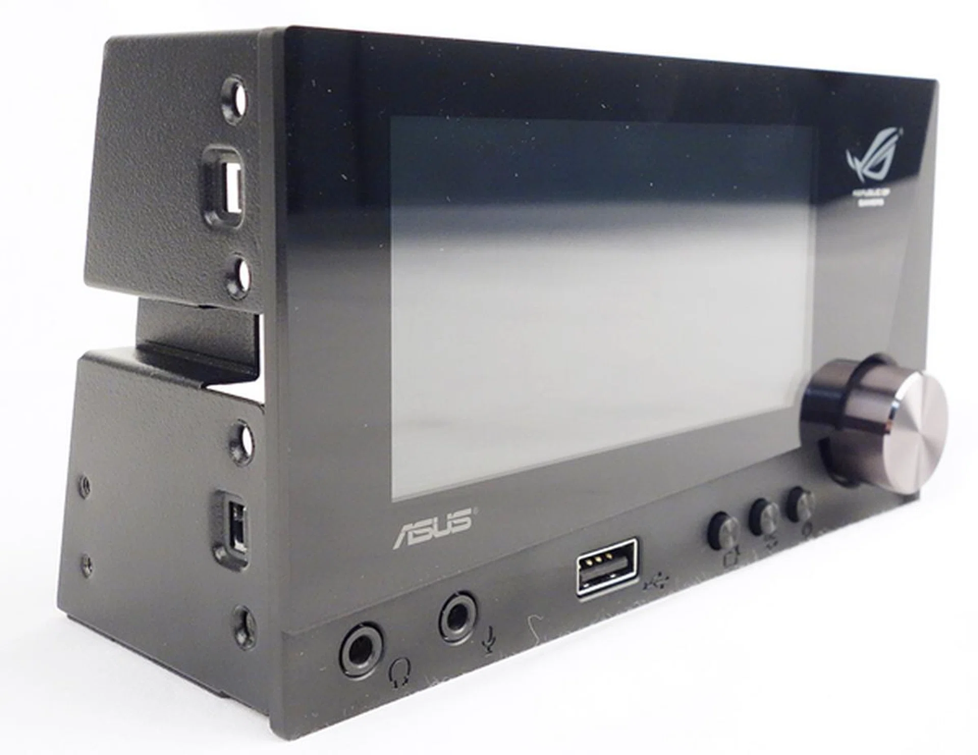 The ROG Front Base is a simple control panel that focuses on displaying system data in an aesthetic manner. As such it pales in comparison to the purpose-built and more functional OC Panel. However, both add-on gadgets serve different needs of enthusiasts.