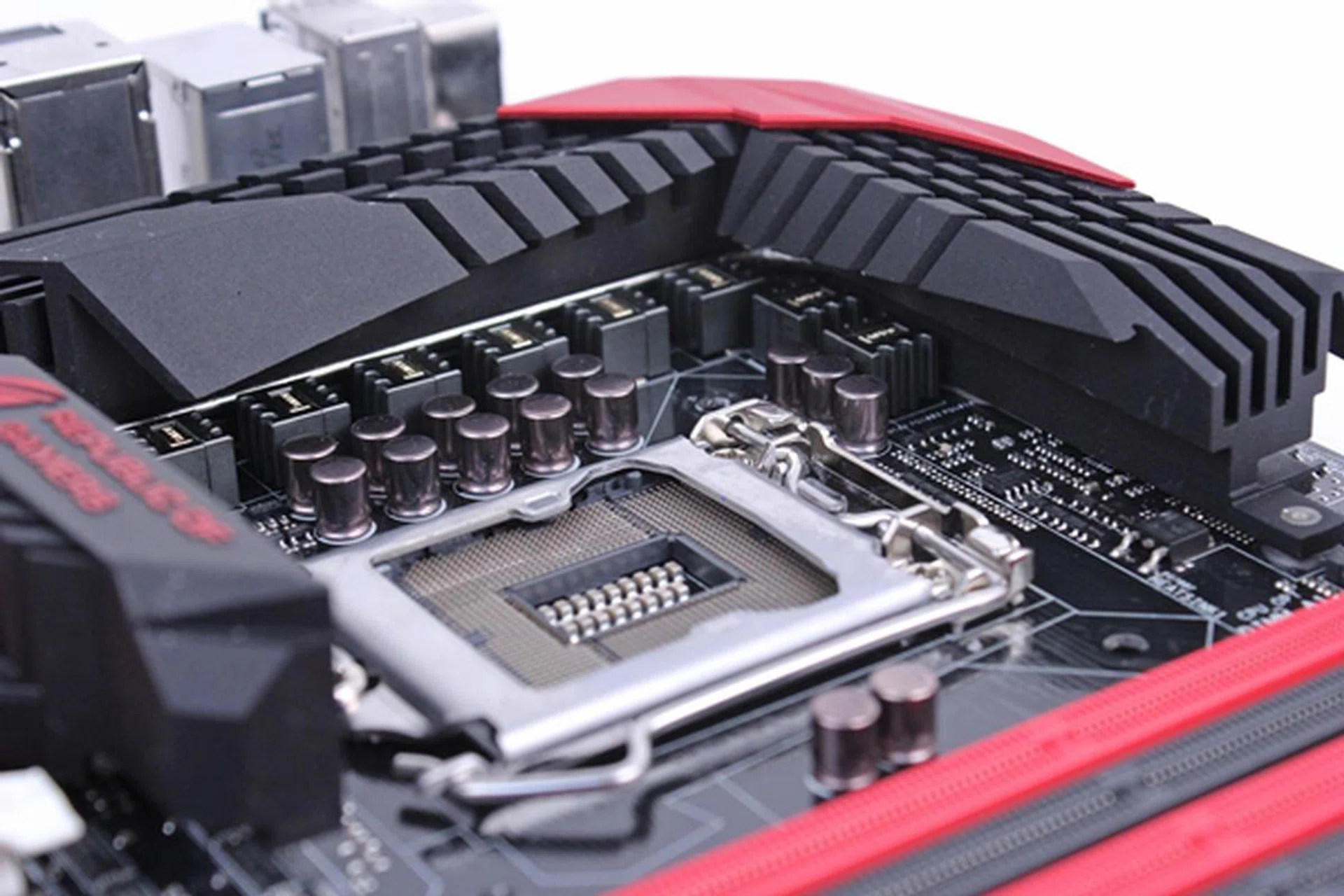 The 10K black metallic capacitors are seated in front of the 60A Blackwing chokes, and the NexFET MOSFETs are covered by the massive heatsinks. 