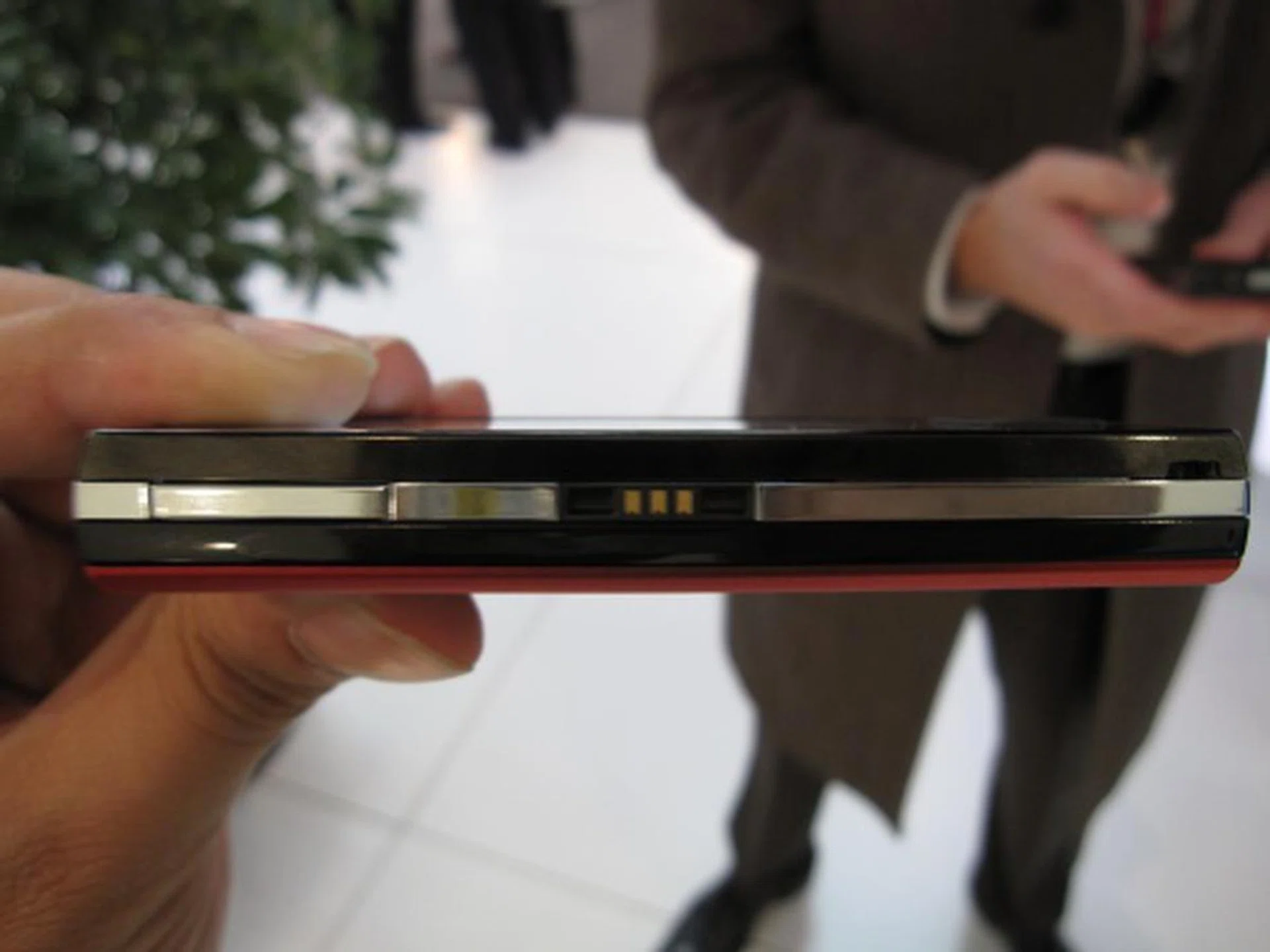 Only 12.8mm thin, it comes in either 4GB or 8GB depending on market availability.