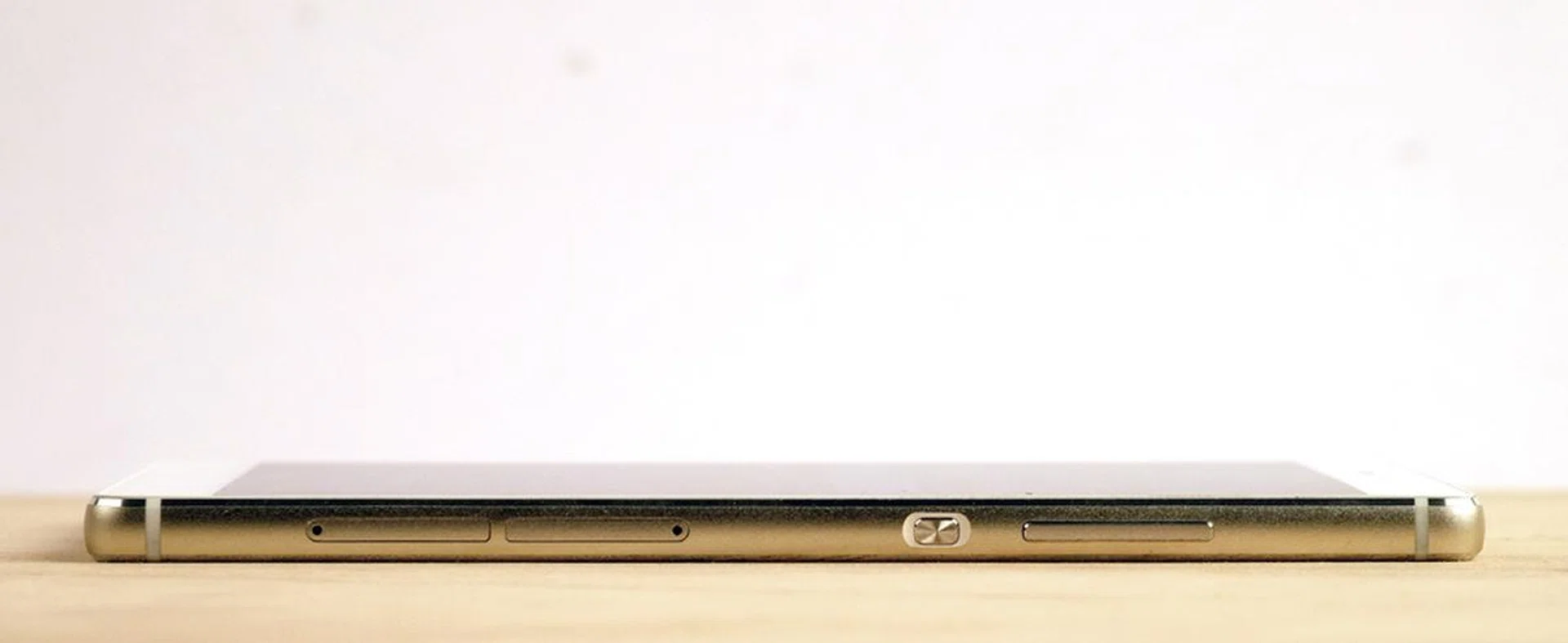 The right-side houses the nano SIM slot, microSD card slot, power button and volume rocker. In contrast, the left-side is completely bare.