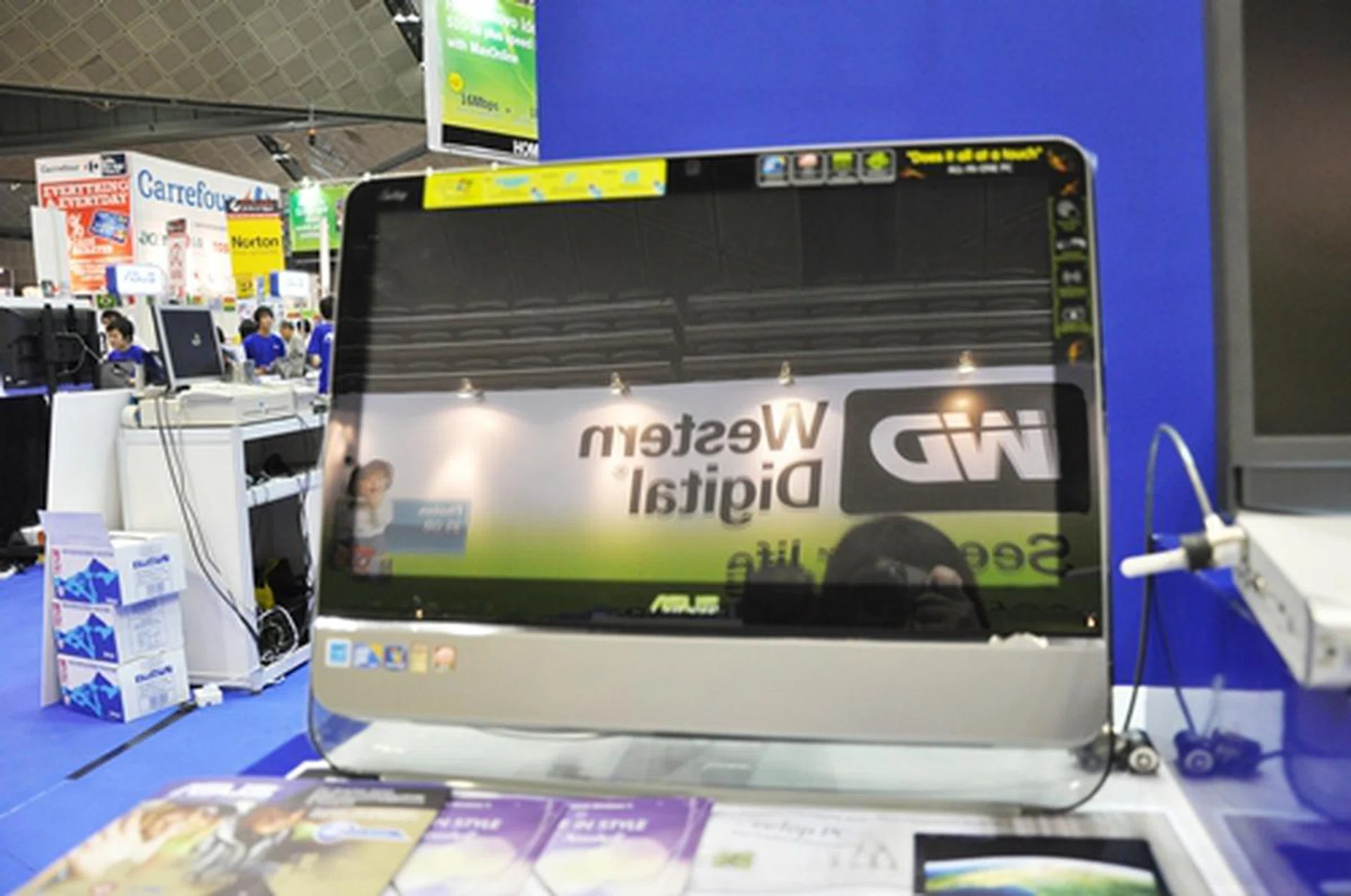 AIO PCs are fast gaining popularity due to their sleekness, and the ASUS EeeTop PC 2203T is one model you should look out for if you are willing to shell out some cash. The powerhouse comes with a 21.6" 16:9 Widescreen Touch Screen, ATI Radeon HD 4570 256MB graphics card, and more. Freebies include the Norman Security Suite, headphones and mouse.