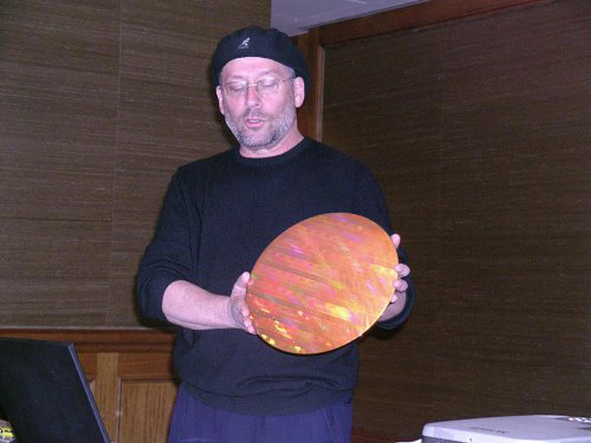 Mooley Eden, Intel's Corporate Vice President/General Manager of the Mobile Platforms Group showing off a 45nm Peryn wafer. Santa Rosa will be compatible with 45nm processors when they come.