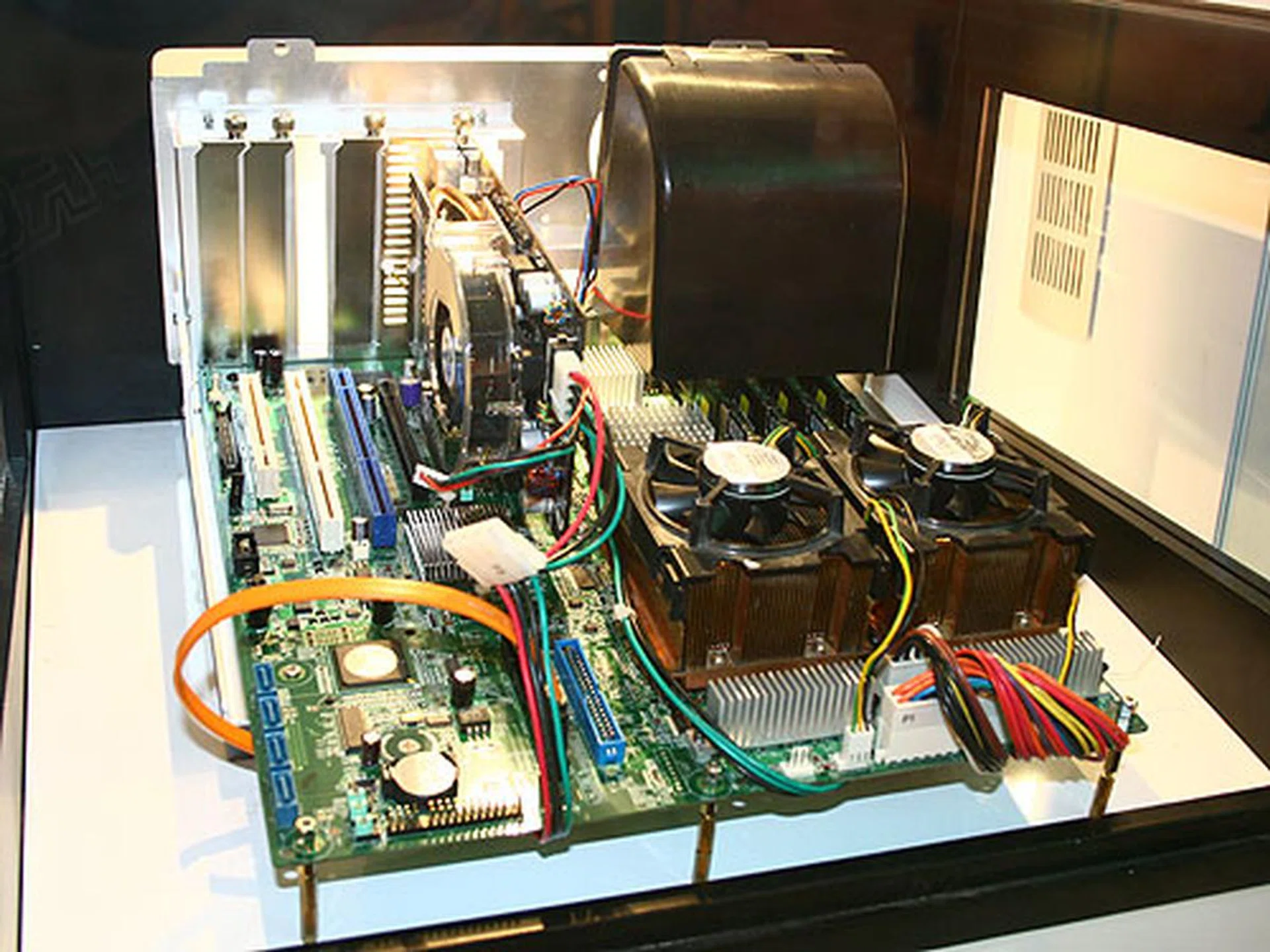  MSI and Hardware Zone also put up a demonstration of their latest MSI 5000X Speedster server board equipped with the latest quad-core Intel Xeon X5355 2.66GHz processors. This little demonstration is a little different this year because unlike all the overclocking that others are doing (which we think is great but highly unpractical), we chose to demonstrate the power of multi-core processing. Whether you like it or not, multi-core PCs will be the trend next year and beyond, and that is really the way to increase the computing performance of the PC.  