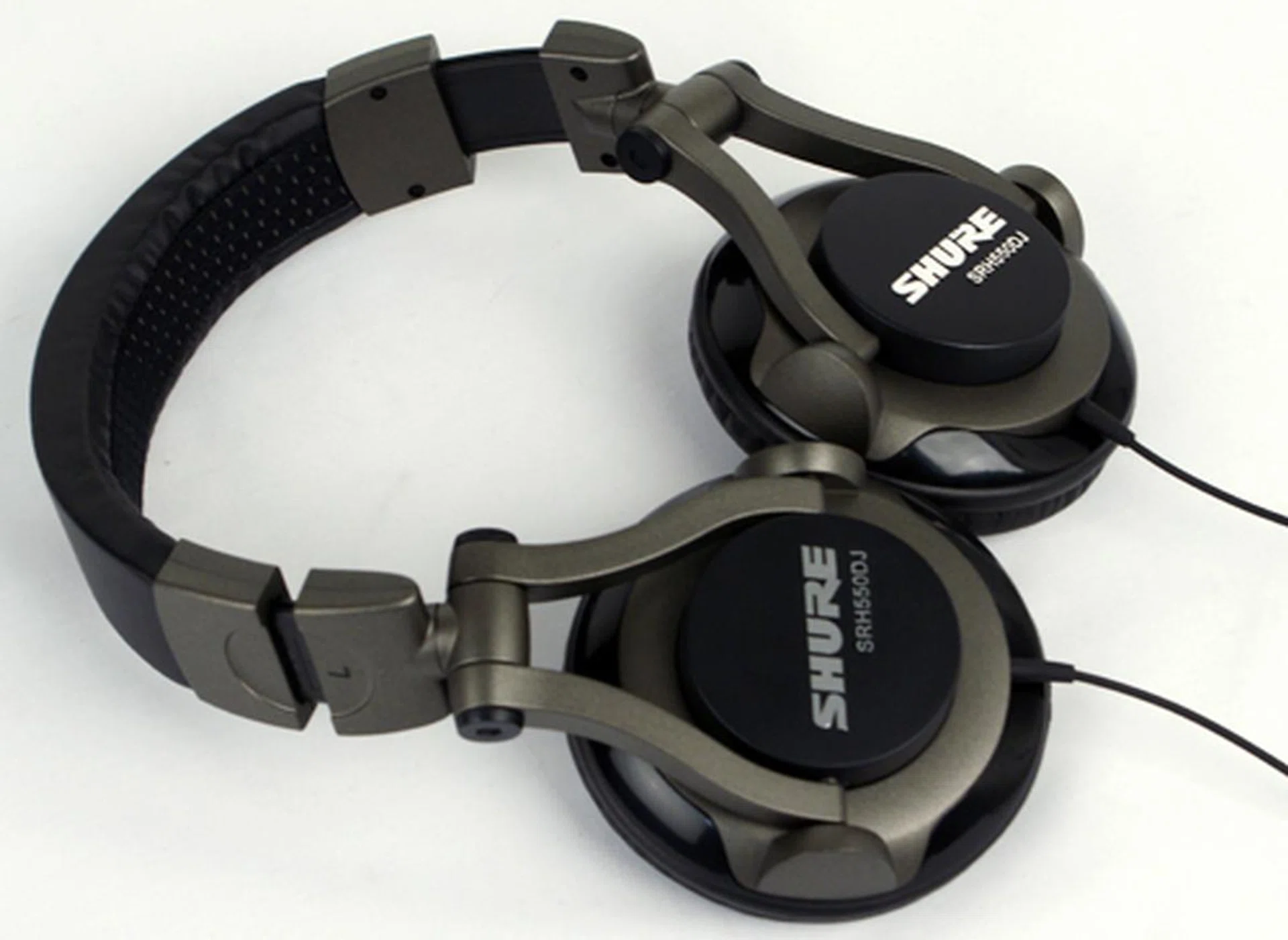 Solid performance. Smooth, warm tone. Reasonably priced. The SRH550DJ offers dependable and steady audio.