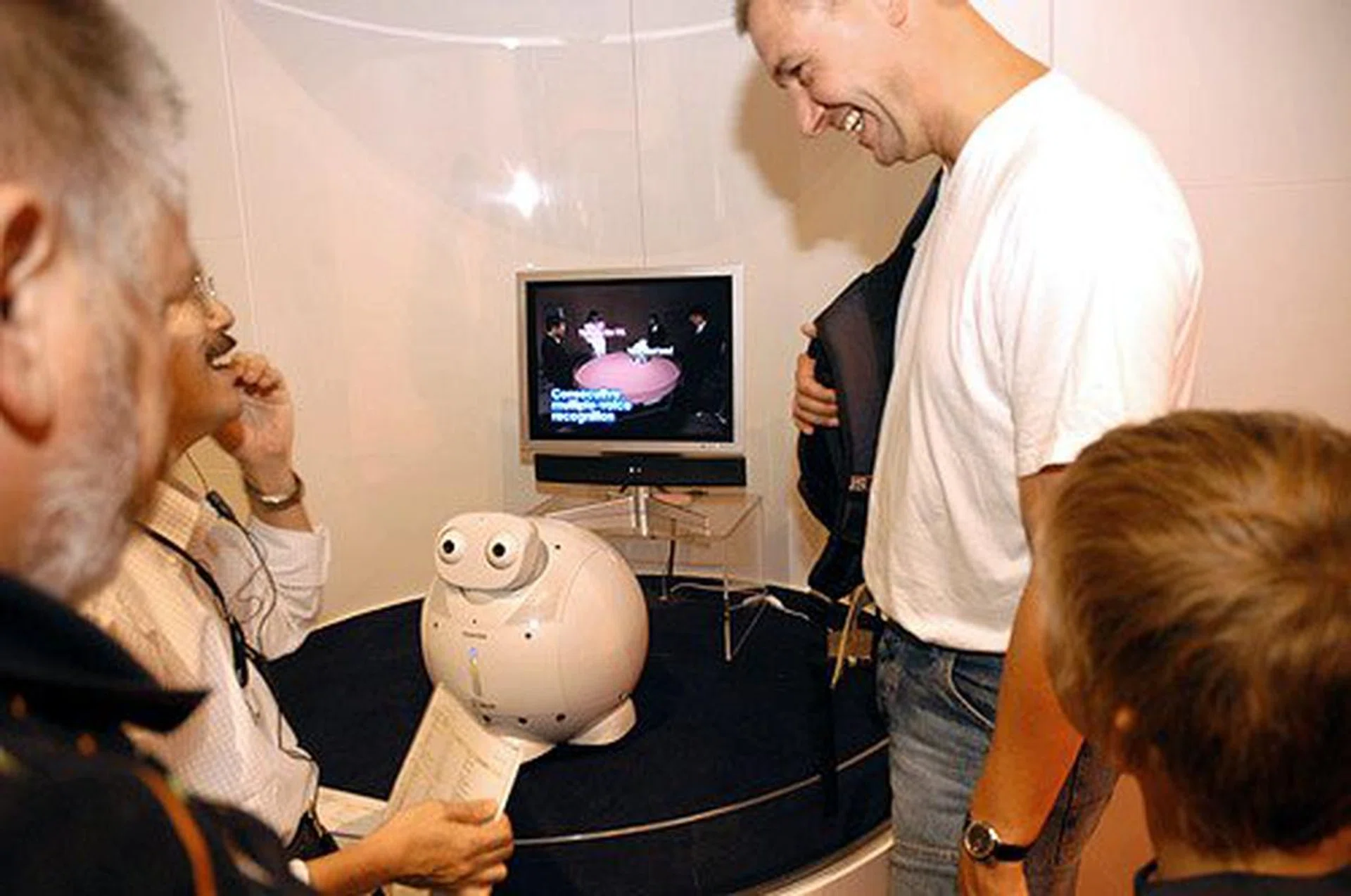 We're not sure if Toshiba developed this cute robot but it's called the "Ear AriAlpha V3" robot and what it does is that it has an auditory function that detects verbal orders from plural users from any direction. It has 6 microphones that allow it to listen to sound from a 360-degree radius, and executes its tasks based on a prioritization process.