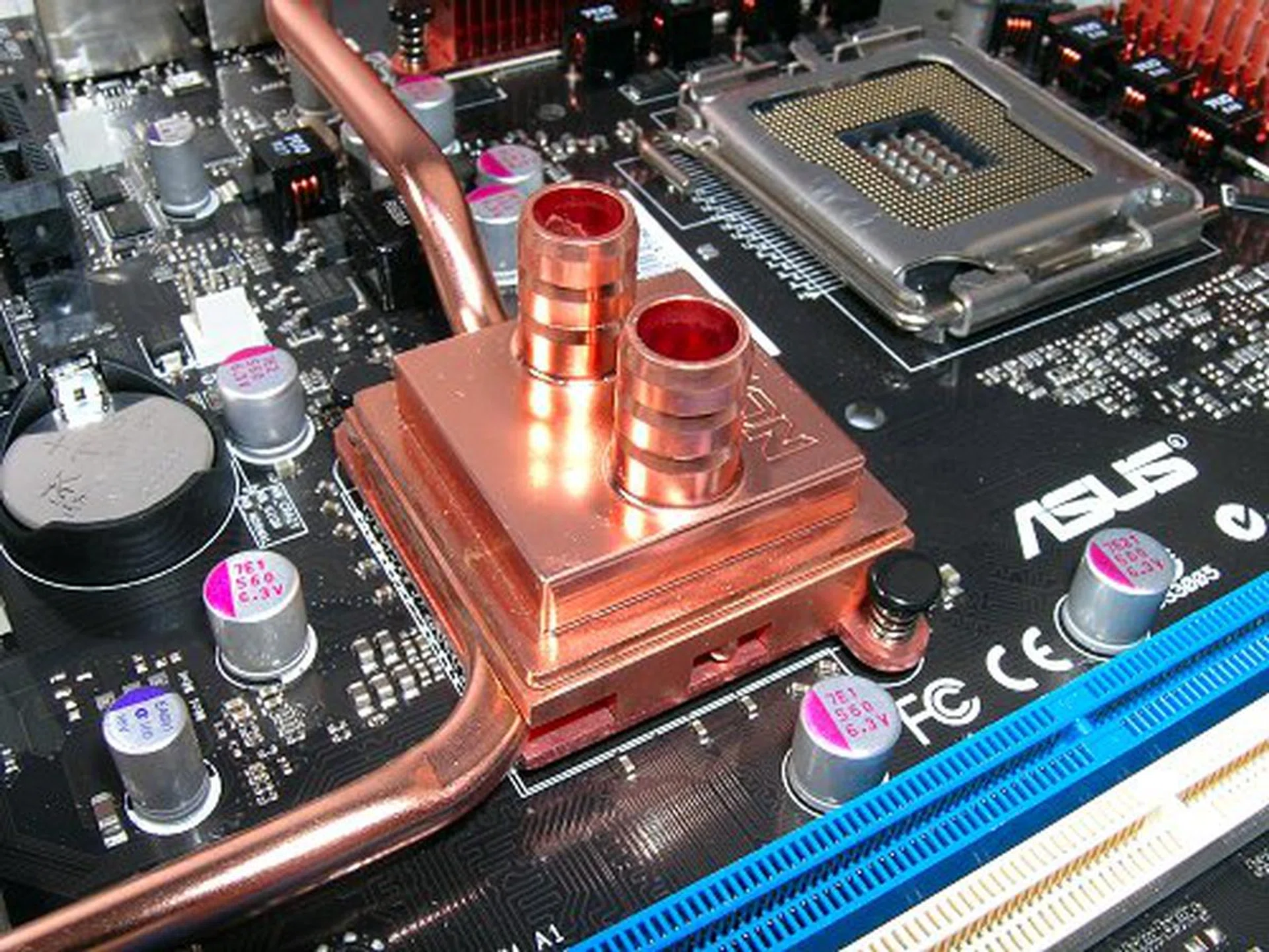 Regular heat-pipe cooling below and a small waterblock on top to facilitate optional water-cooling.