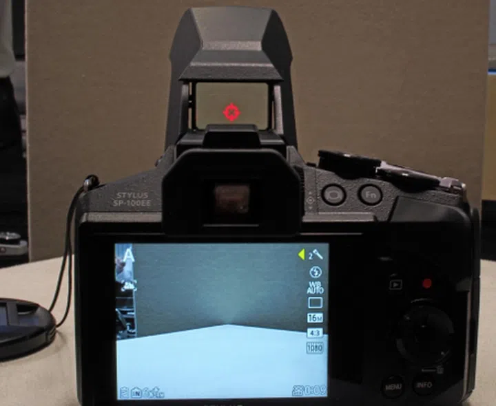 The dot sight makes it easy to track moving subjects even when you're fully zoomed in. 