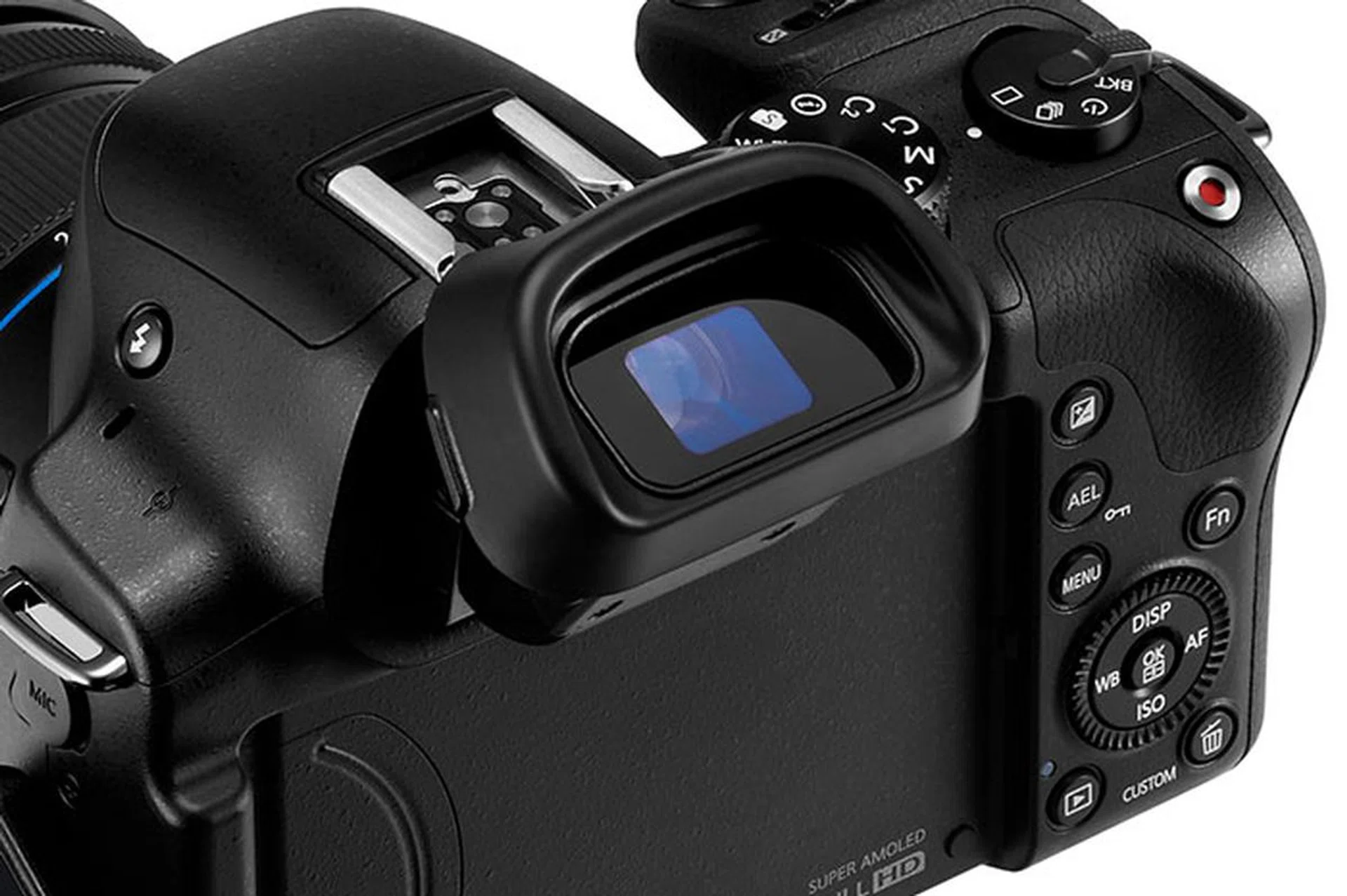 With a main display this good, we don't foresee users using the EVF much.