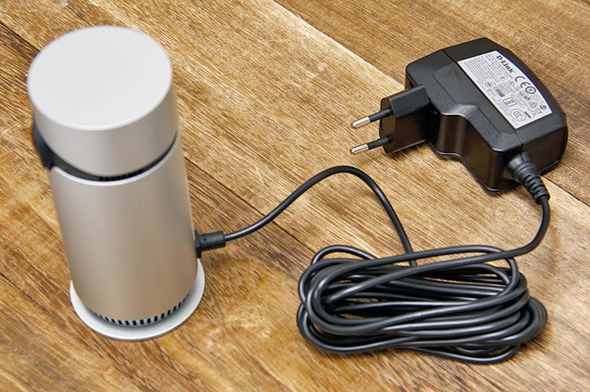 A 5V/2A charger with a removable 2-pin plug is provided.