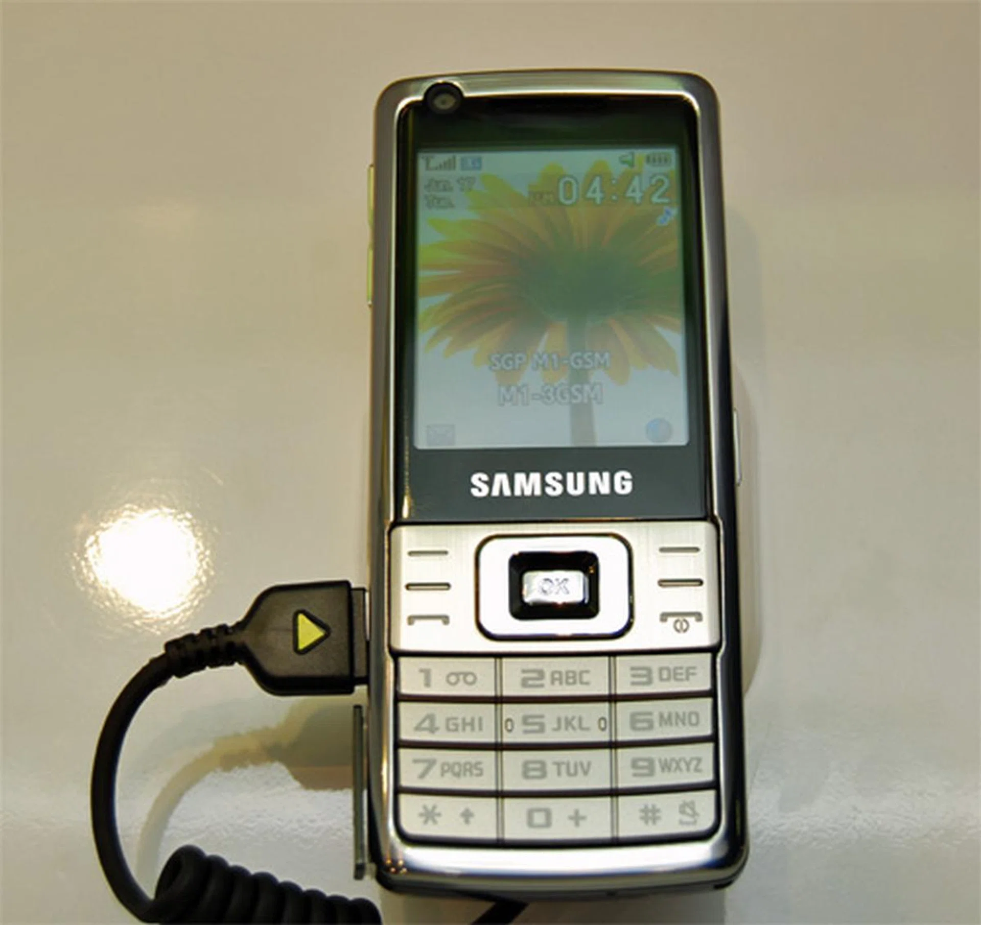  We will round off Samsung with yet another phone thatï¿½s has not reached our shores. The L700 is a 12.8mm slim bar phone with a 2 Megapixel camera, FM Radio with RDS and multi-format music and media player.  