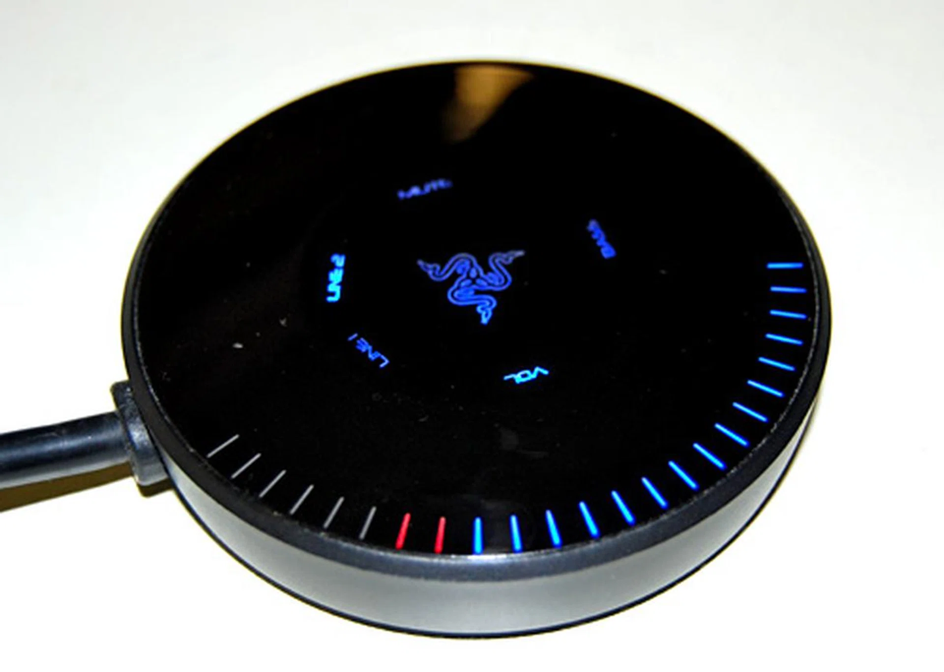 Razer products are the epitome of "gamer cool", and the disc-shaped wired remote control hub of the Mako shows. Very pretty to look at in the dark.