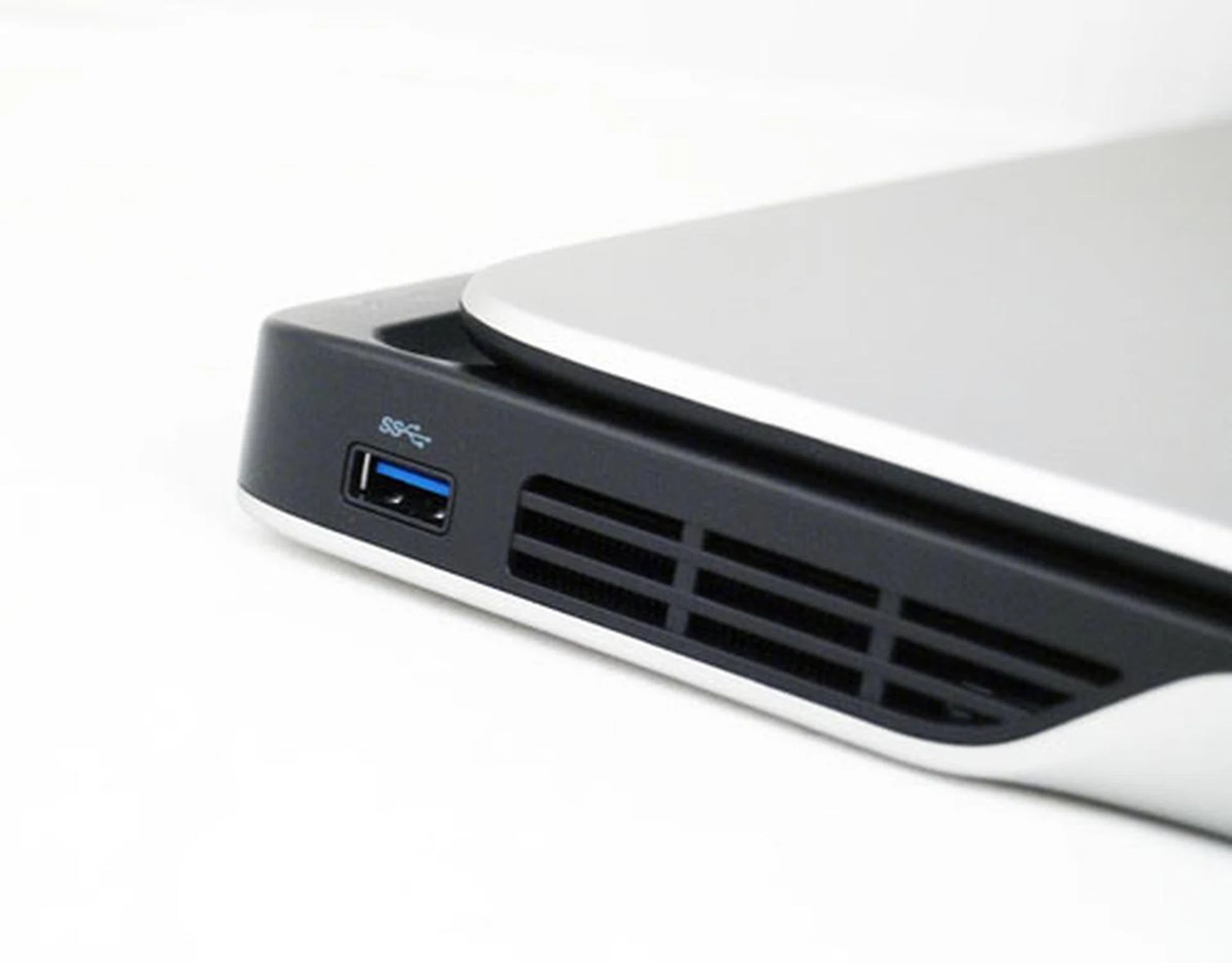 On the left profile, you get just one USB 3.0 port. Your eyes deceive you not, as the rest of the ports, are actually at the rear.
