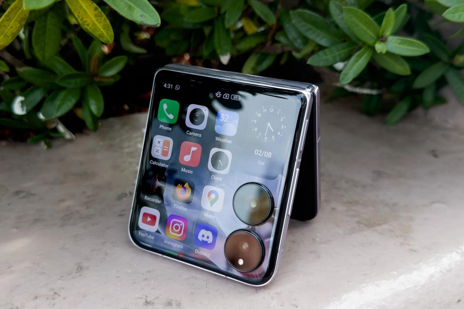 Xiaomi Mix Flip in Purple. Photo: HWZ.