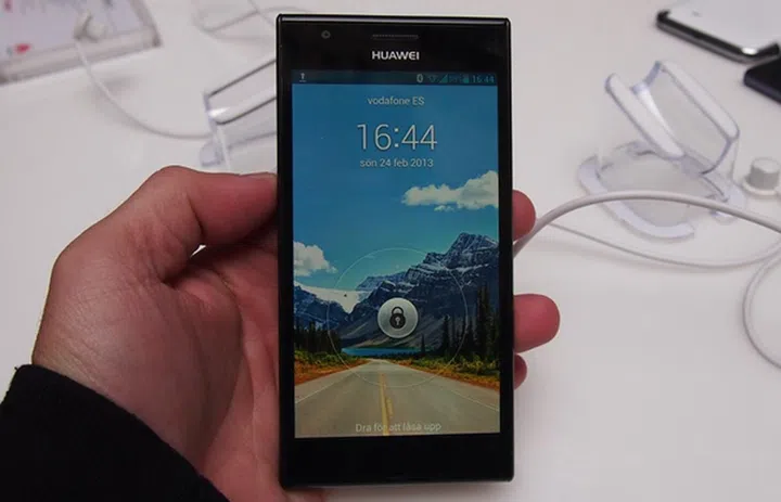 The Huawei Ascend P2 looks very similar to the Ascend P1.