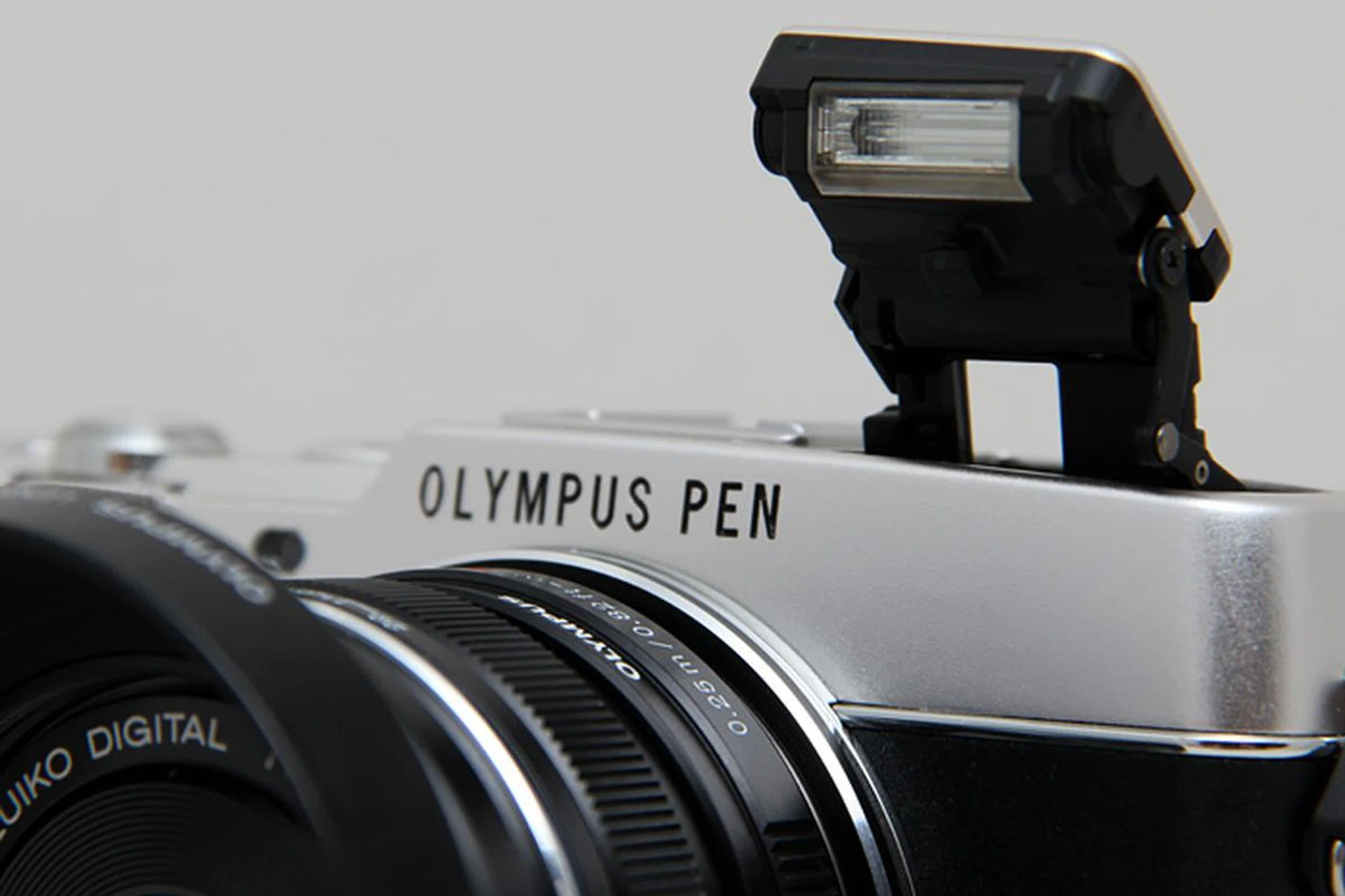 The built-in flash's spring mechanism is surprisingly firm, so you won't be able to tilt it up for some faux-bounce flash.