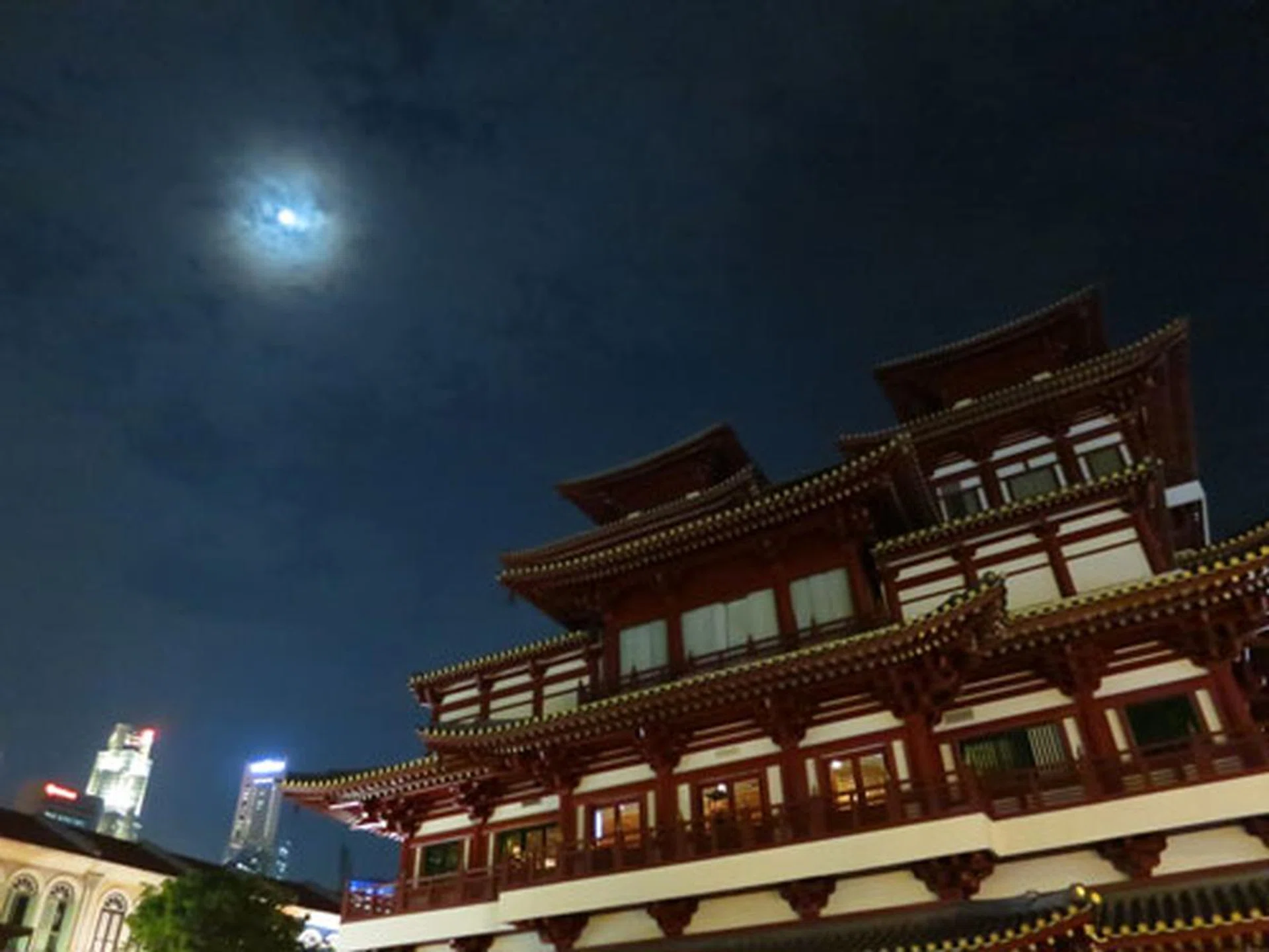 Using the Night Handheld mode under Scene mode, we were able to capture this shot at 8:40PM at night, without much light and without a tripod.