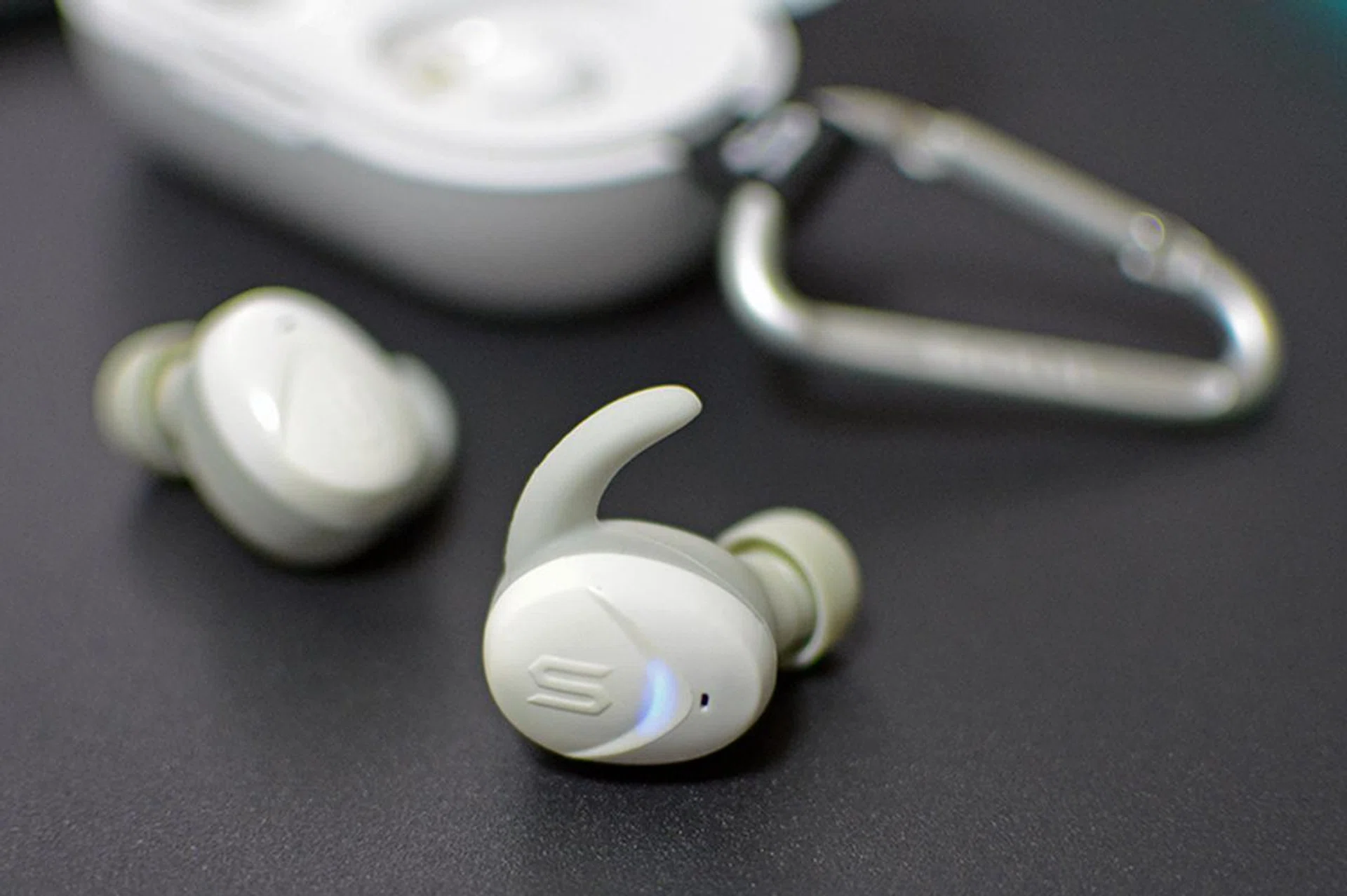 The earbuds are controlled via one single button on each side. 