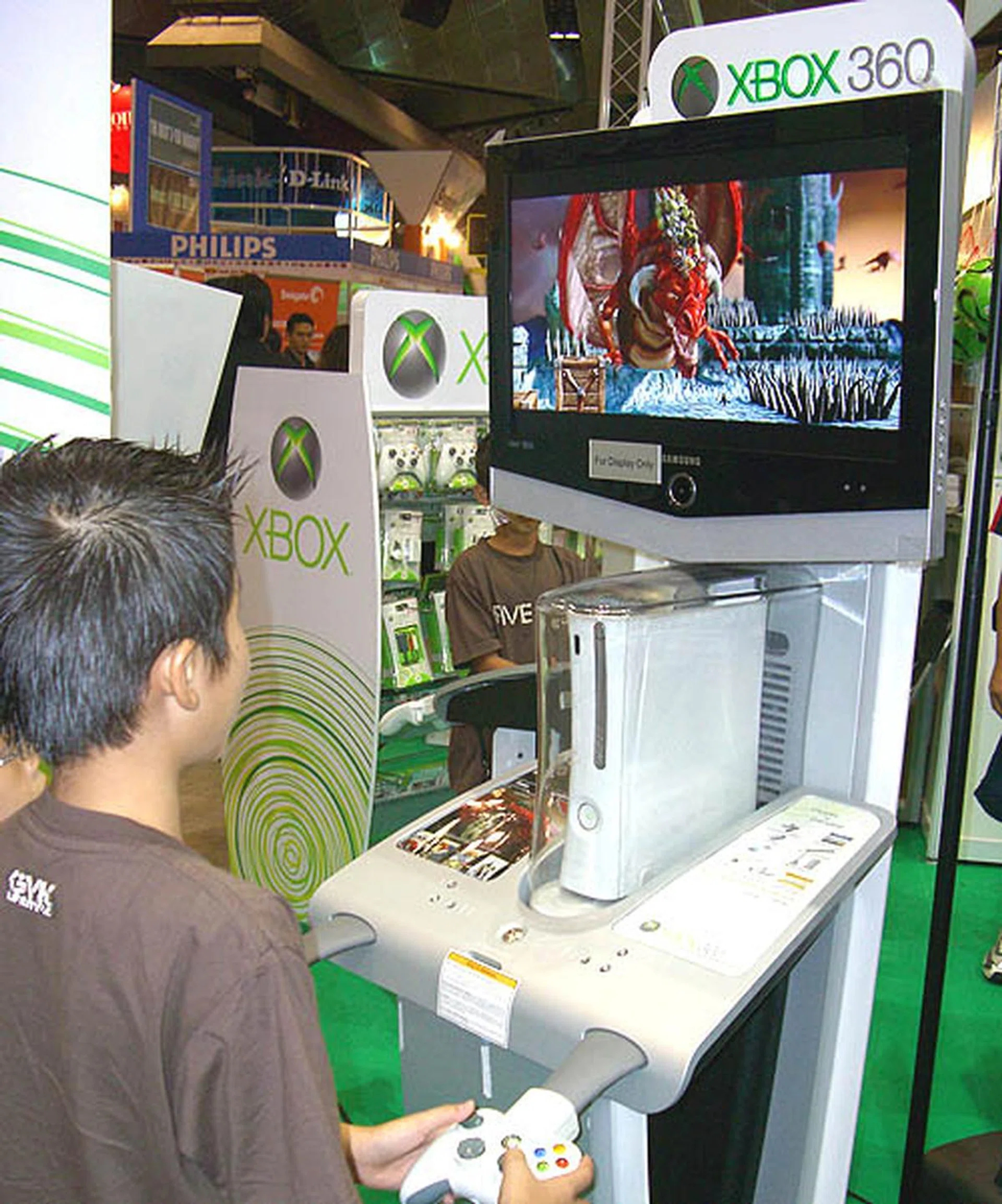 The Xbox 360 booth was a hit with the kids, every station was occupied with children eagerly trying out the latest games like N3 and DOA4. 