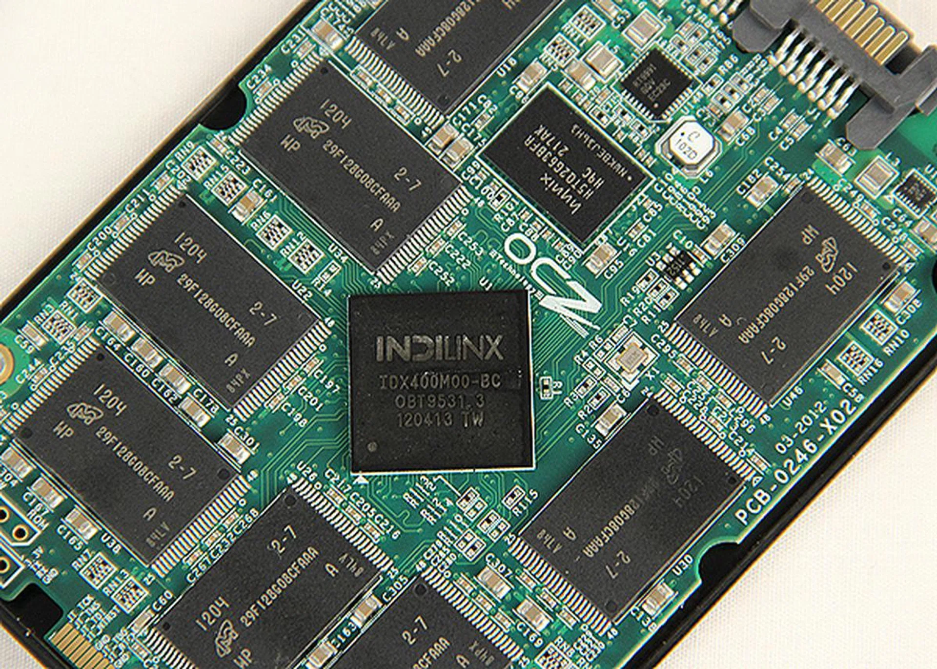 Like the Vertex 4, the Agility 4 uses the same Indilinx Everest 2 controller. It is surrounded by 16GB asynchronous NAND chips which are manufactured by Micron and a single 256MB Hynix cache chip.