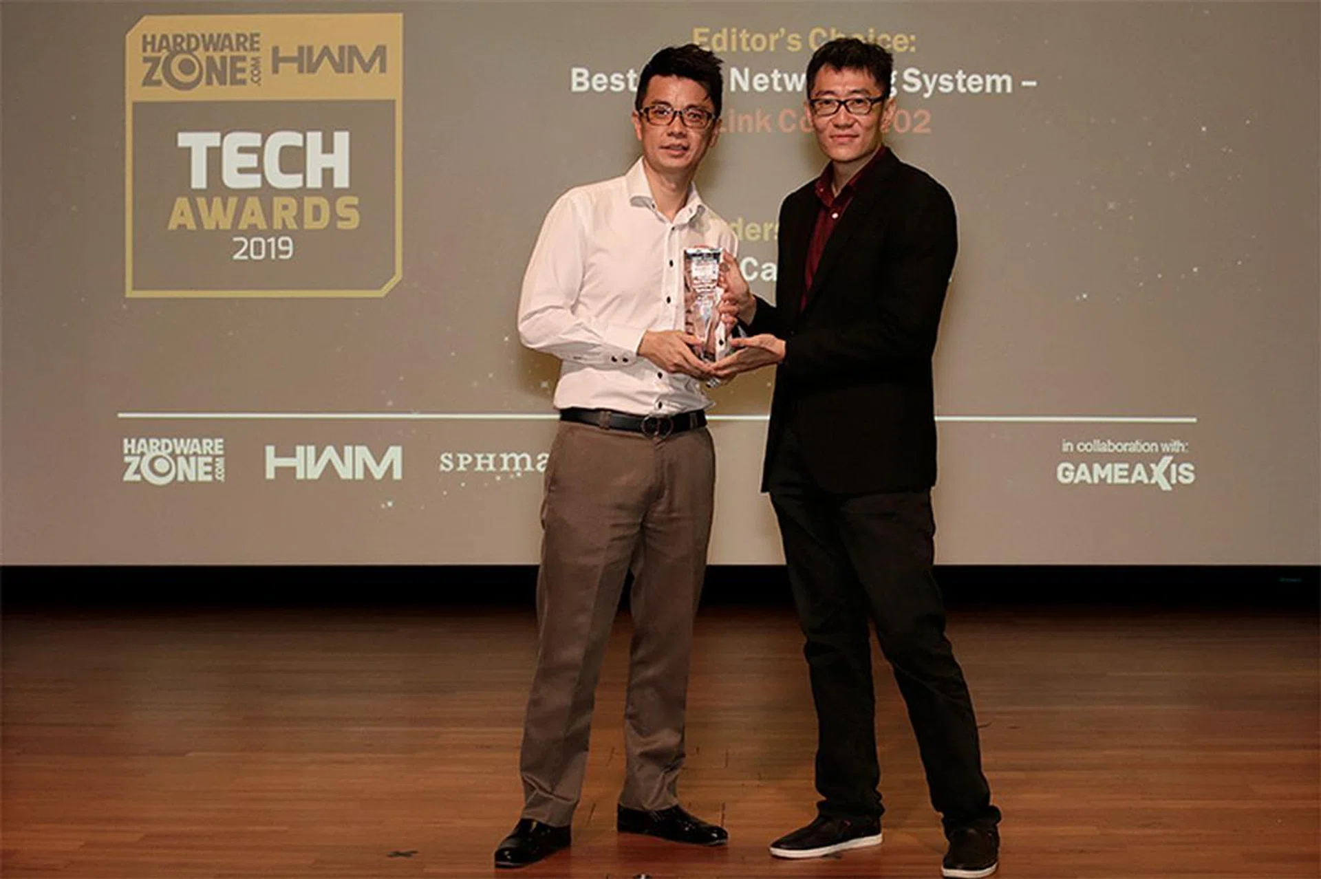 D-Link is the winner of 2 awards: Editor's Choice for Best Mesh Networking System (Covr 2202) and Readers' Choice for Best IP Camera Brand. Accepting the awards is Mr. Jonathan Quek, Product Marketing Director, D-Link International Pte Ltd.