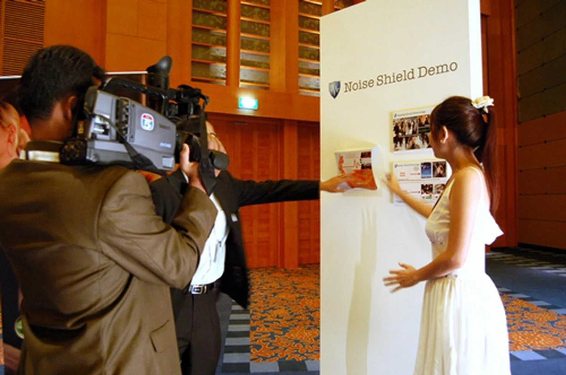 One of the booth ICs showing guests the prowess of the Elm's and Hazel's Noise Shield capability by playing two recordings; answering a call in a club with the noise-cancelling technology proved to be a 'clearer' challenge.