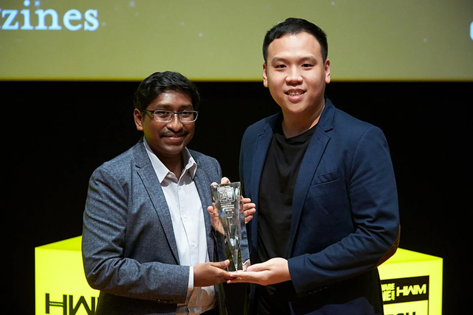 The Readers' Choice for Best In-Ear Earphones Brand this year goes to Klipsch. Accepting the award here for Klipsch is Mr. Tan Jian Ming, Sales Director of Tat Chuan Acoustic.