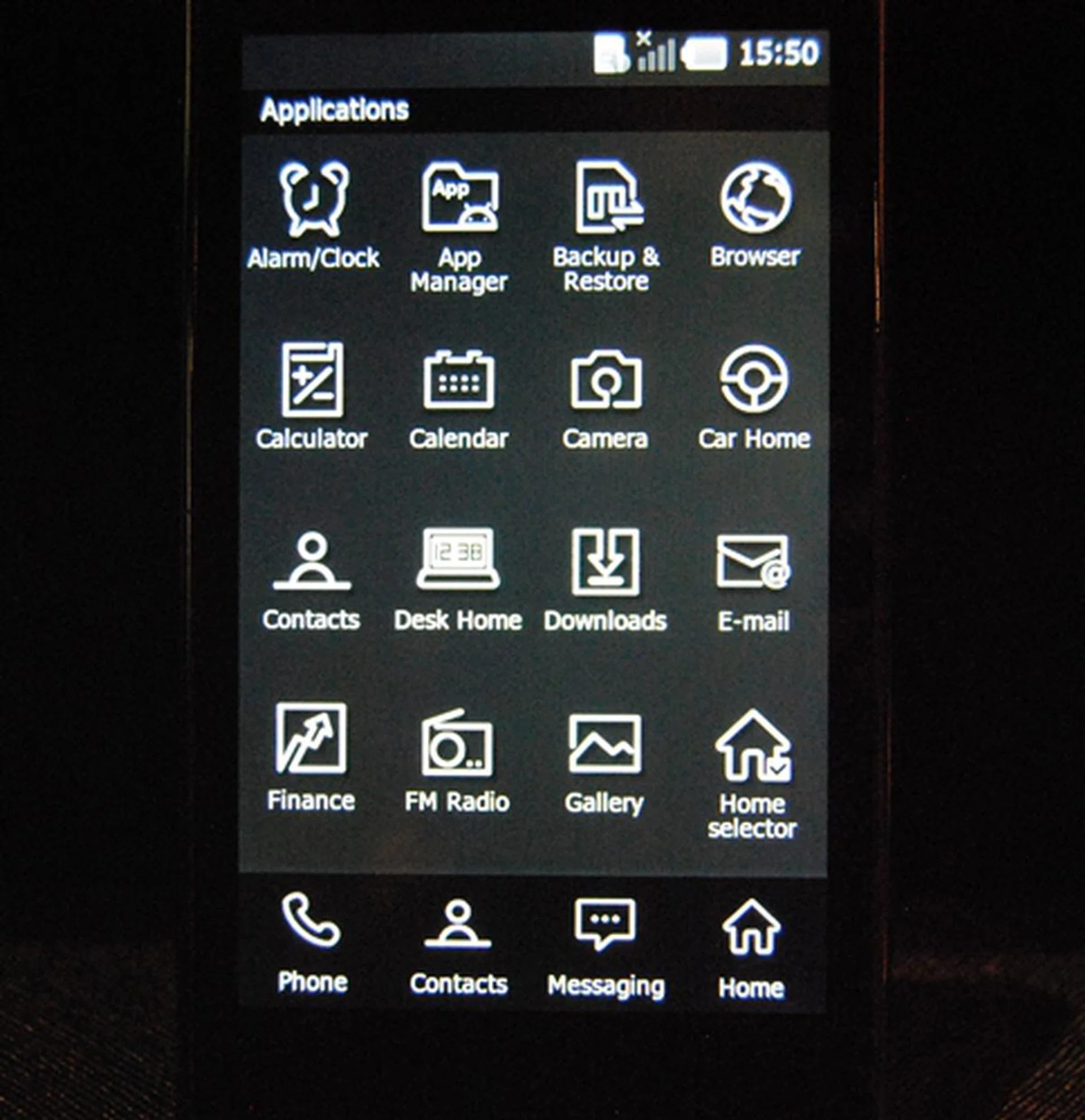 Key applications come with default monochrome-styled icons. While it goes with the theme, it also sort of reminds you of very entry-level phones from not too long ago that were sporting monochrome displays.