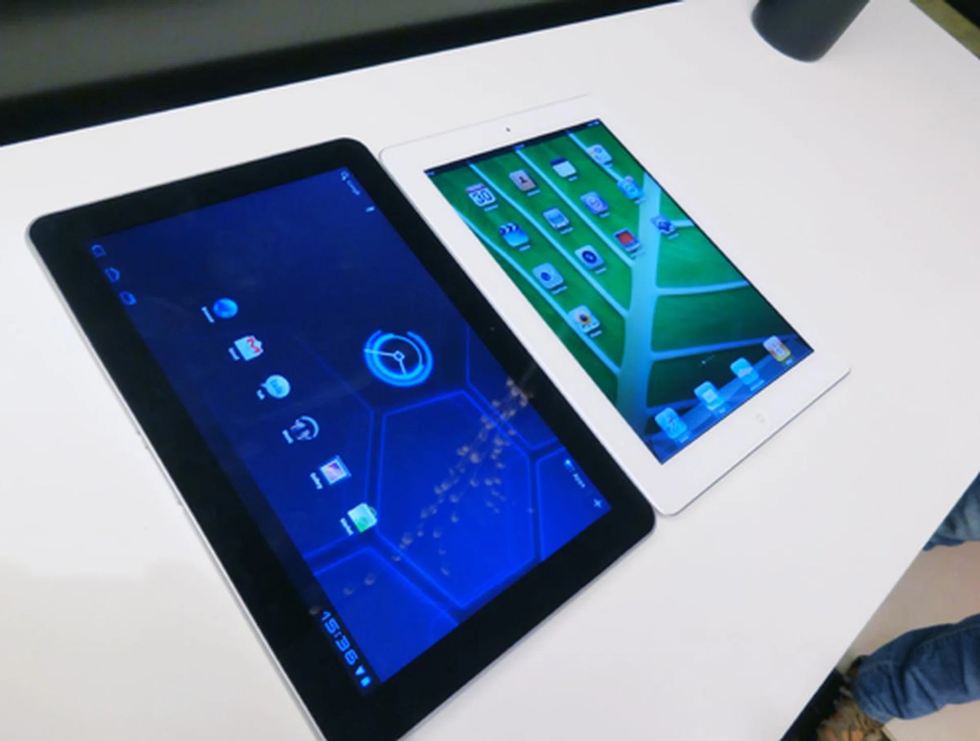 Placing an iPad 2 by the GalaxyTab 10.1 for reference, we noted that the Tab's 10.1-inch screen is visibly bigger than its 9.7-inch competitor but is also lighter by about 40g.