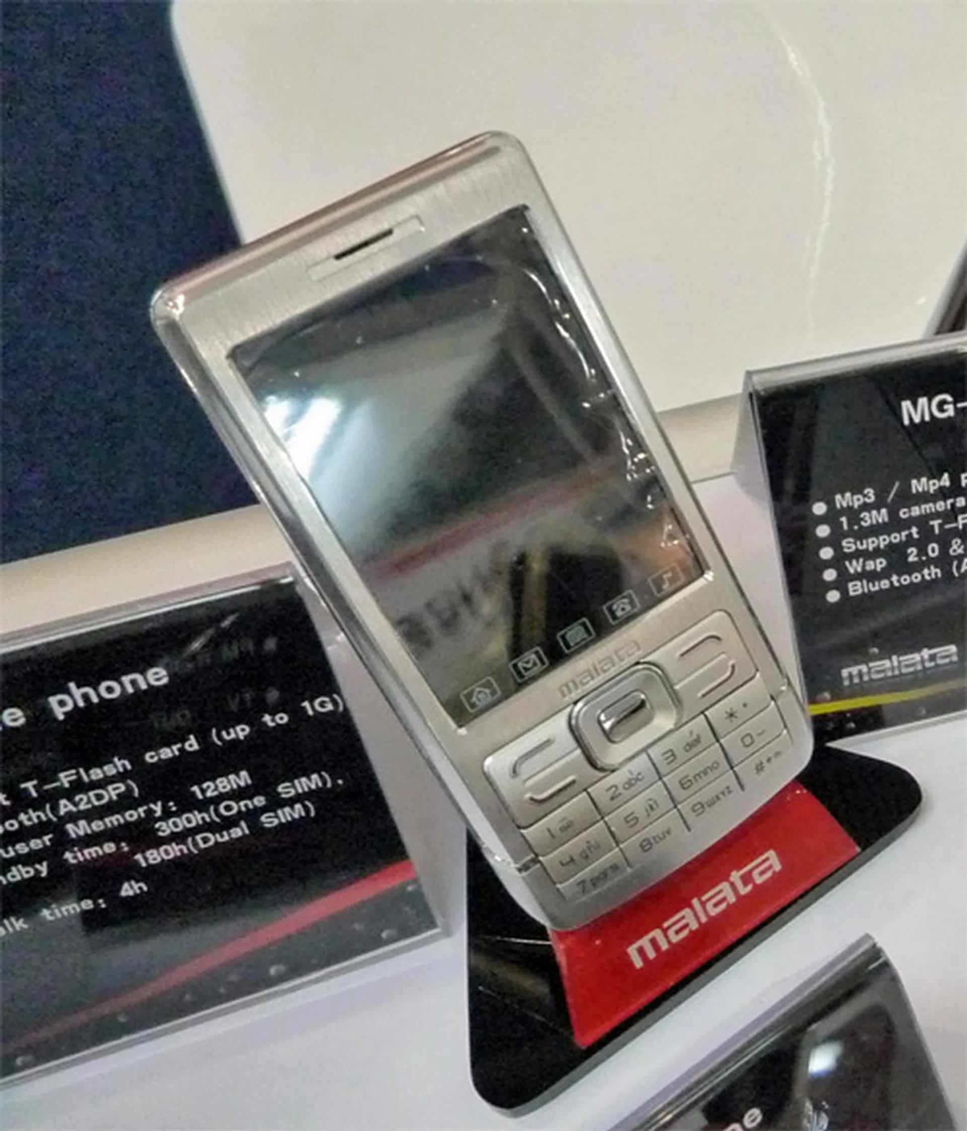  Malata's phones do really look compact and elegant. The MG609 is a prime example with 262K QVGA, MP3/MP4 player and a touch panel.  