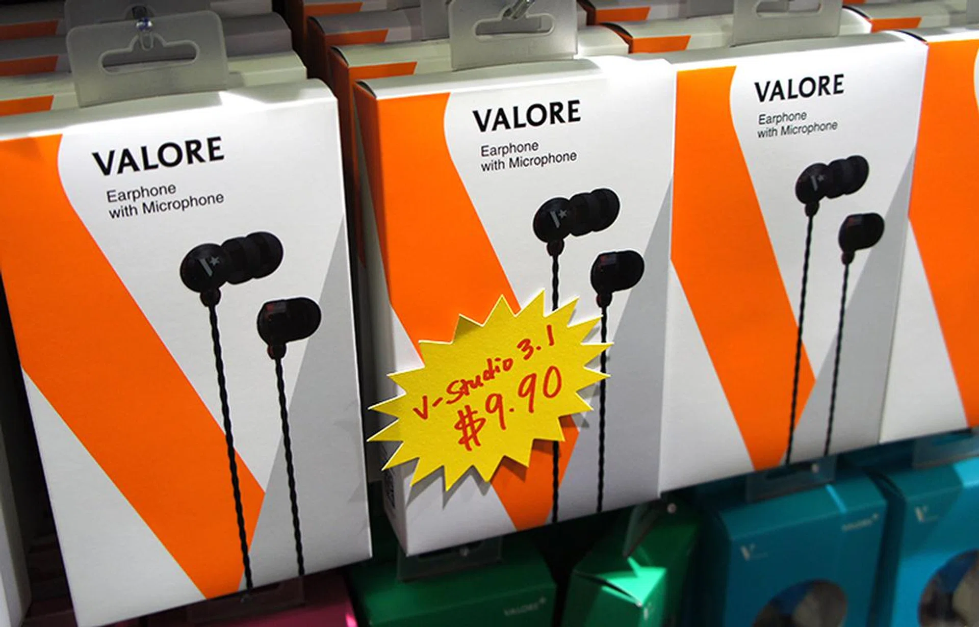 The Valore Studio 3.1 has a built-in microphone so that users can answer calls easily and also remote control functions for easy music control. It is going for just $9.90 (U.P.: $29.90).