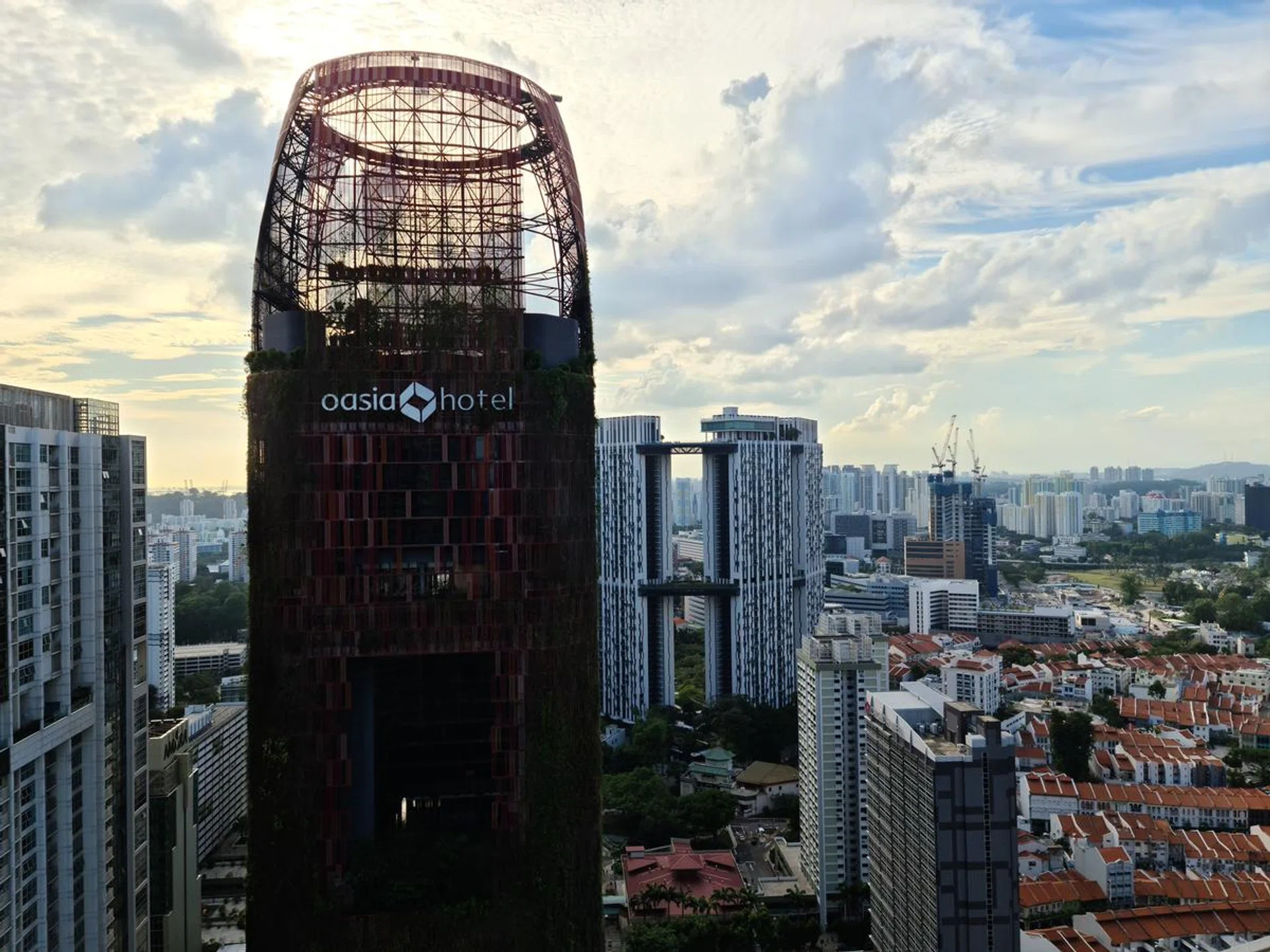 Look below the Pinnacle@Duxton flats and you should be able to make out what we're looking for: the roof of the Poo Thor Jee Temple.