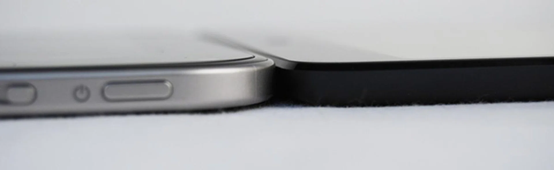 It's quite hard to see the difference in thickness between the Toshiba Regza AT270 (left) and Apple iPad Mini (right) 
