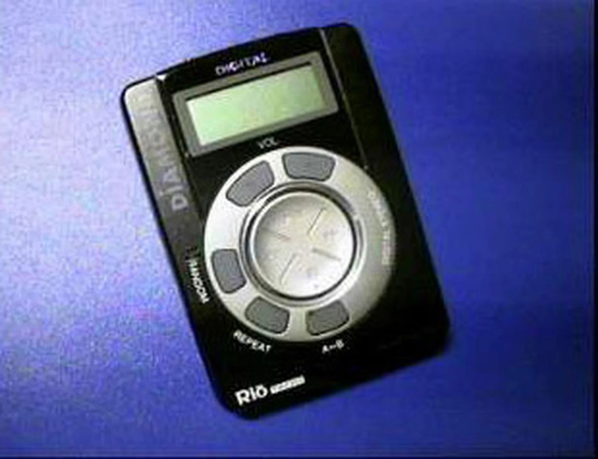 Though released in 1998, the Diamond Rio PMP300 reached our shores by 1999 and was promptly reviewed by www.hardwarezone.com.
