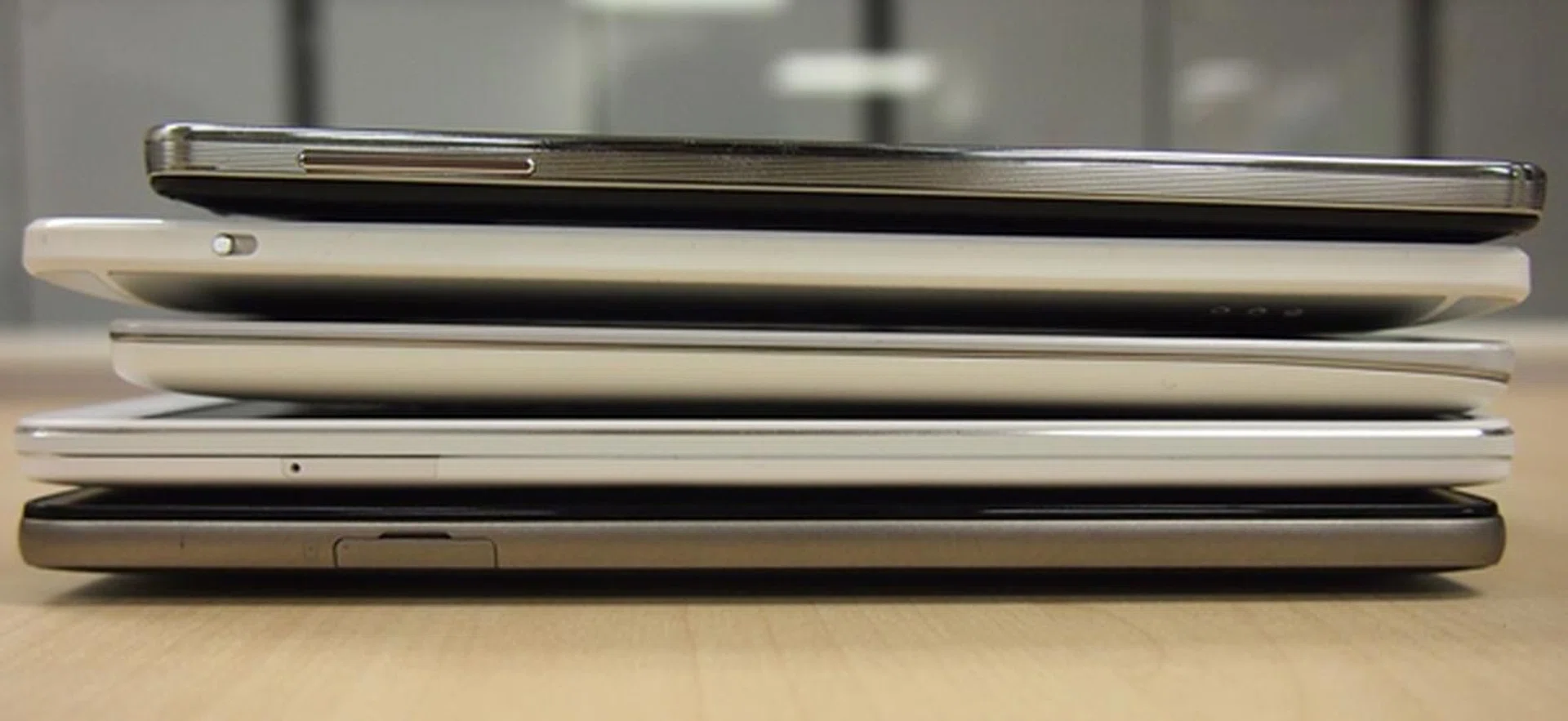 From top to bottom: Samsung Galaxy Note 3, HTC One Max, LG G Pro 2, Oppo N1, Huawei Ascend Mate.