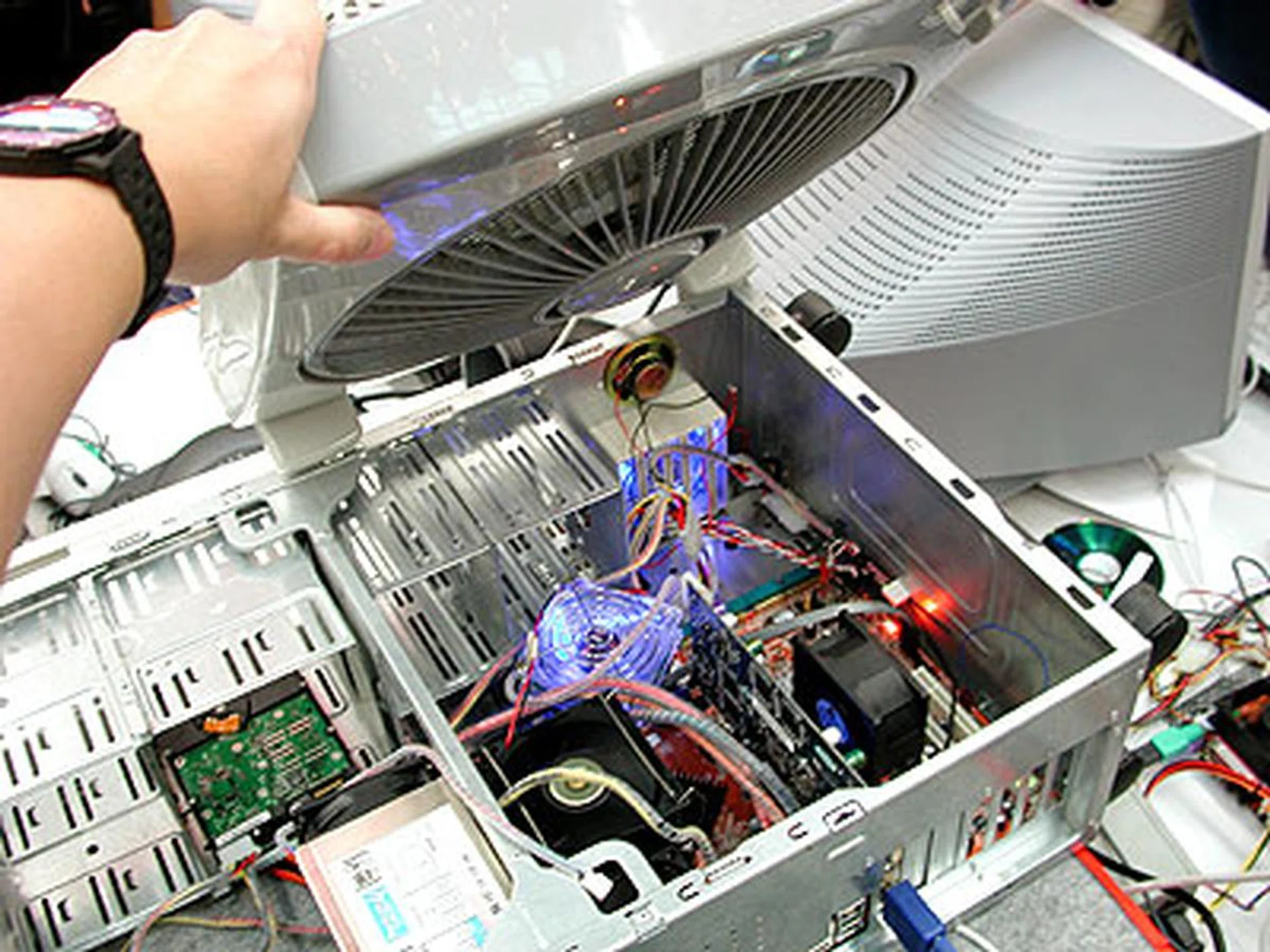 The only air-cooled setup that's fixed inside a casing. Deathgame and VincentV's strategy was to cool the critical components with localized fans and top it up with a large box fan.