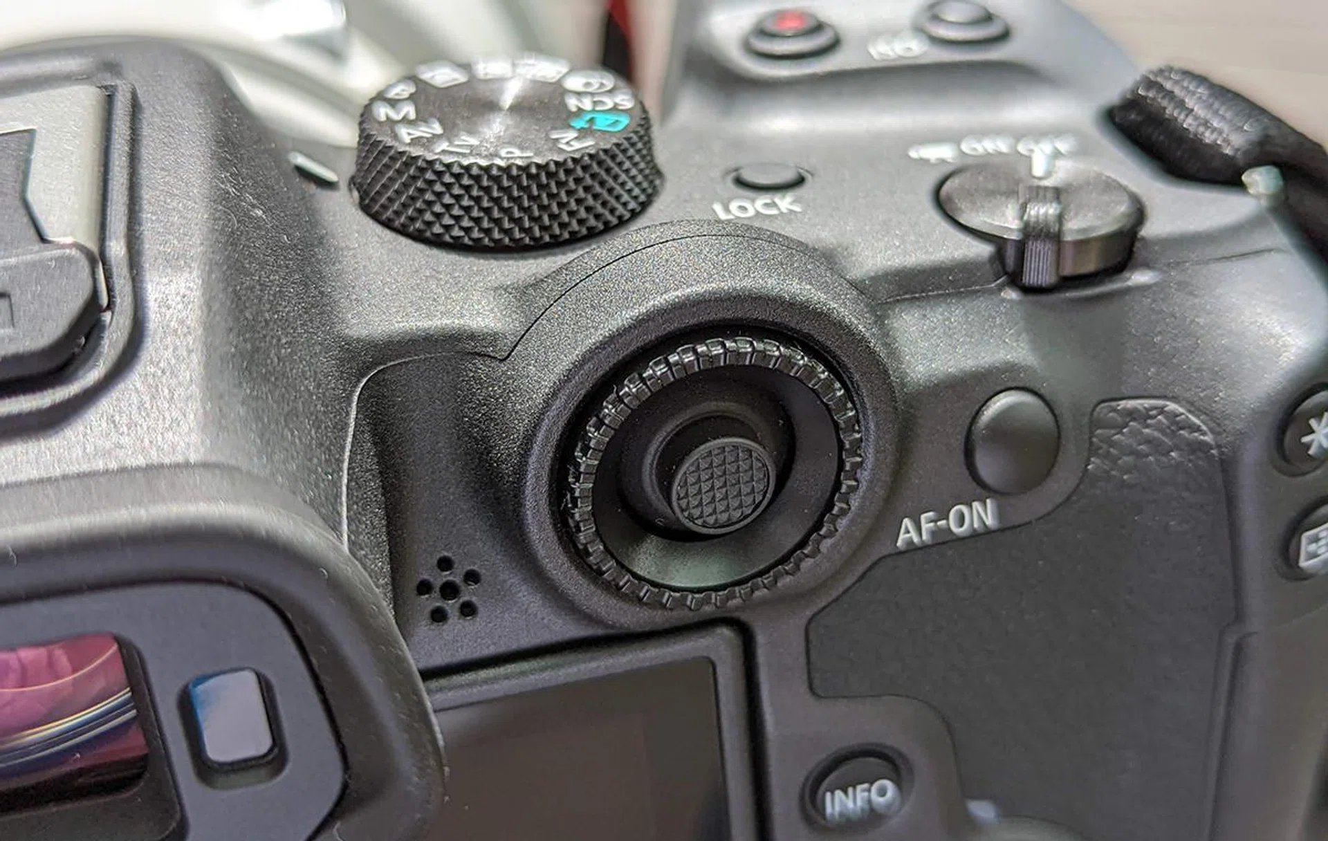 For experienced Canon EOS users, the new placement of the command dial might need some getting used to.