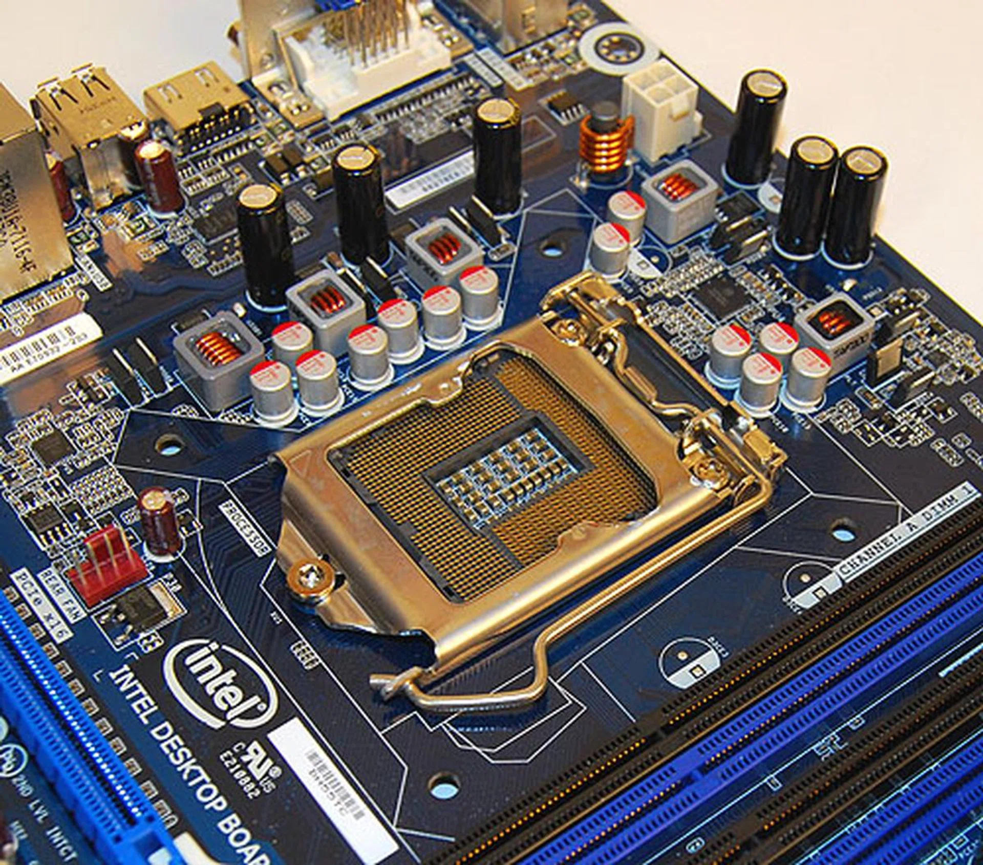 While the H55 chipset can accept any LGA1156 processors, the integrated graphics functionality obviously only works with a 'Clarkdale' processor with the requisite integrated graphics core. 