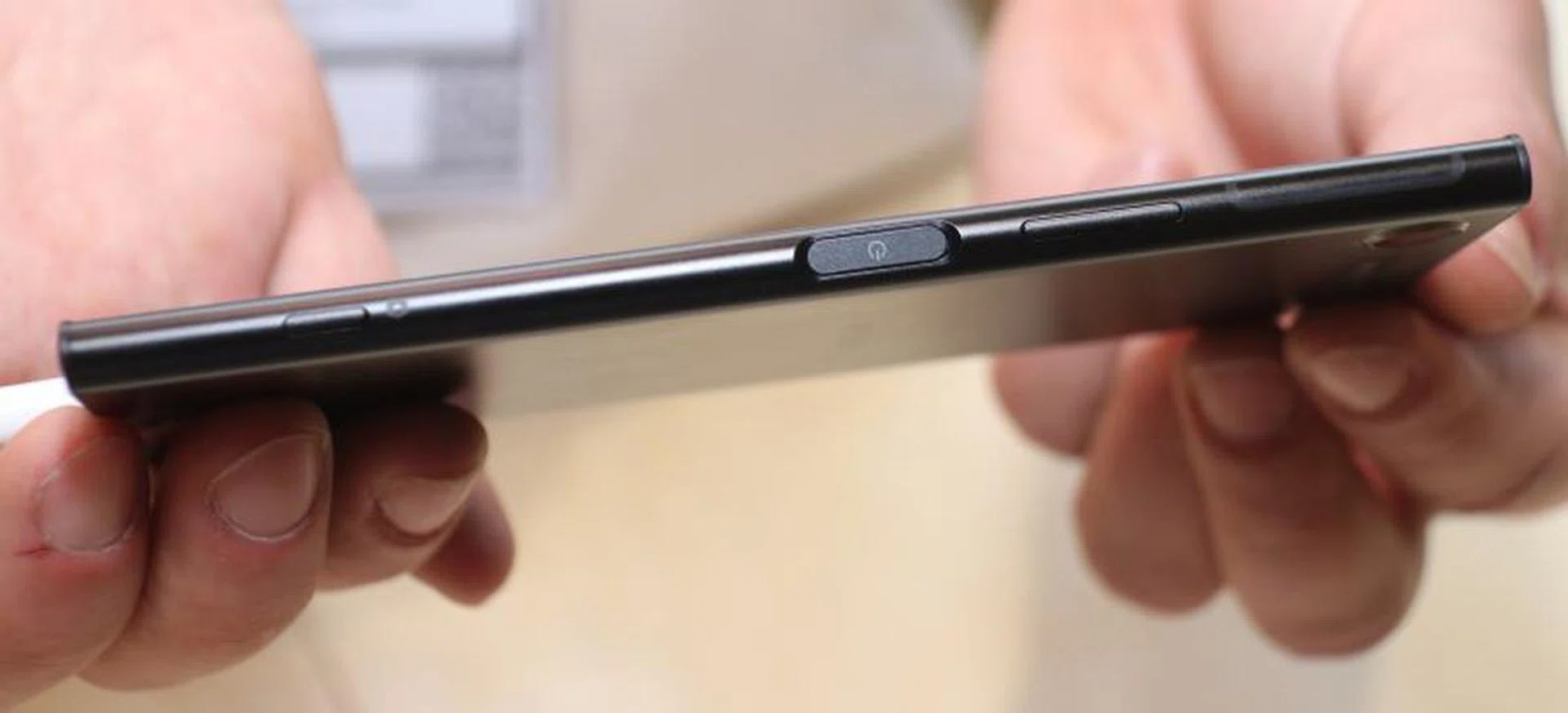 Every point and side of the Xperia XZ1 have been rounded, giving it a very polished aesthetic.