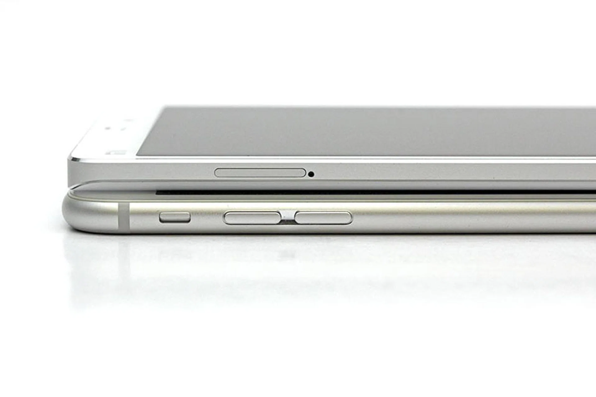 The location of the volume controls are switched on the Mi Note and 6 Plus. On the left side of the Mi Note, you'll only find the Micro and Nano dual-SIM card slot.