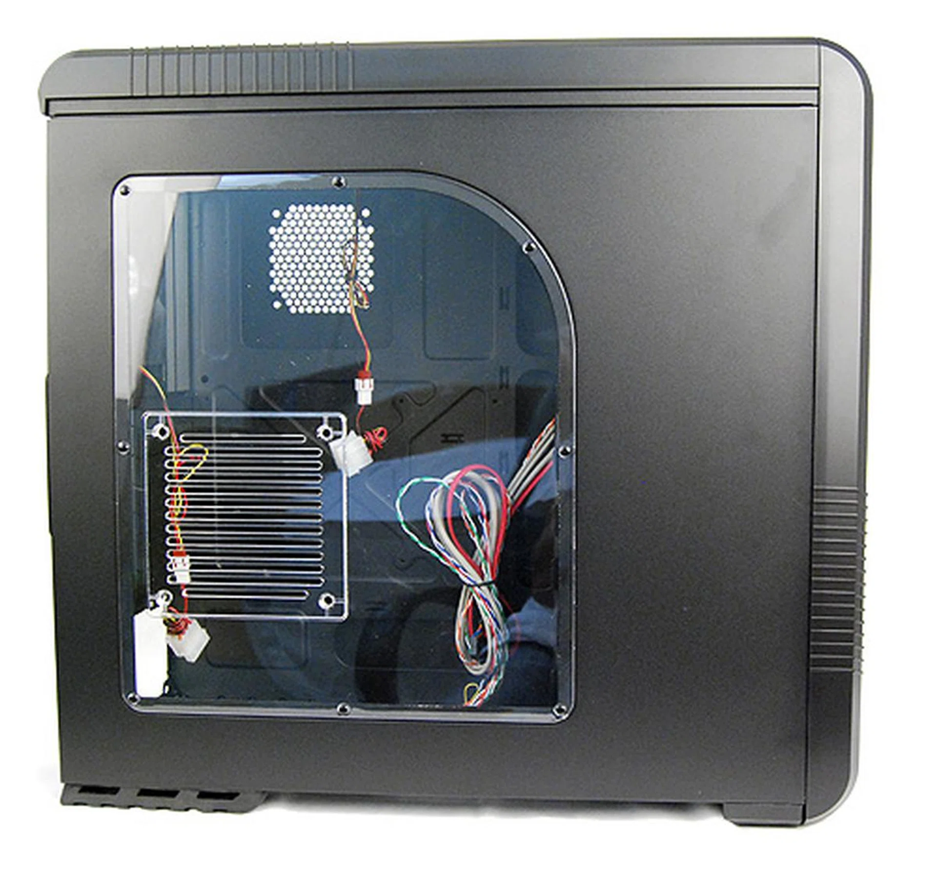 This is the right panel. Our variant of the CM 690 II Plus comes with a side window, which makes the casing look funkier, in our opinion. The downside, however, is that only a single 120/140mm can be installed with the window panel.