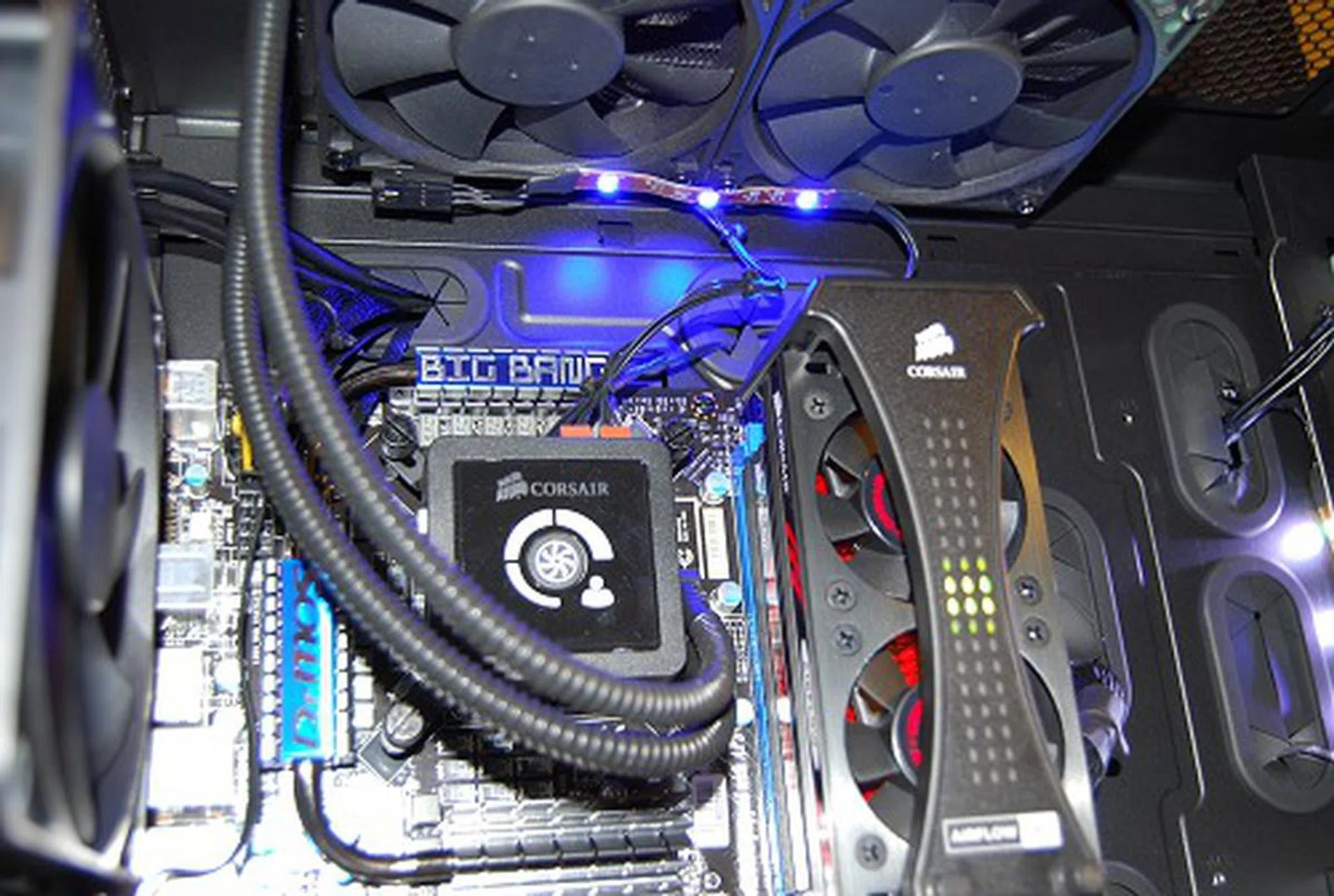 Over at Corsair's suite, we found them demoing a yet to be released tech enthusiast gadget called Corsair Link. No larger than the size of a 2.5-inch drive bay unit, it links up various Corsair cooling equipment that have monitoring capabilities and is able to control them in a much more advanced fashion. Shown here is the advanced Corsair H100 hydro CPU cooler that has support for such configuration and is able to work with Corsair Link and several LED strips to visually reflect real-time temperatures.