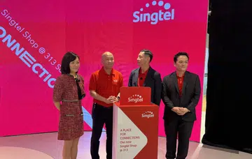 Anna Yip, Deputy CEO of Singtel Singapore, Yuen Kuan Moon, Group CEO of Singtel, Ng Tian Chong, CEO of Singtel Singapore, and Lionel Chng, Managing Director of Customer Success, Singtel Singapore officially opening Singtel's new flagship store. 