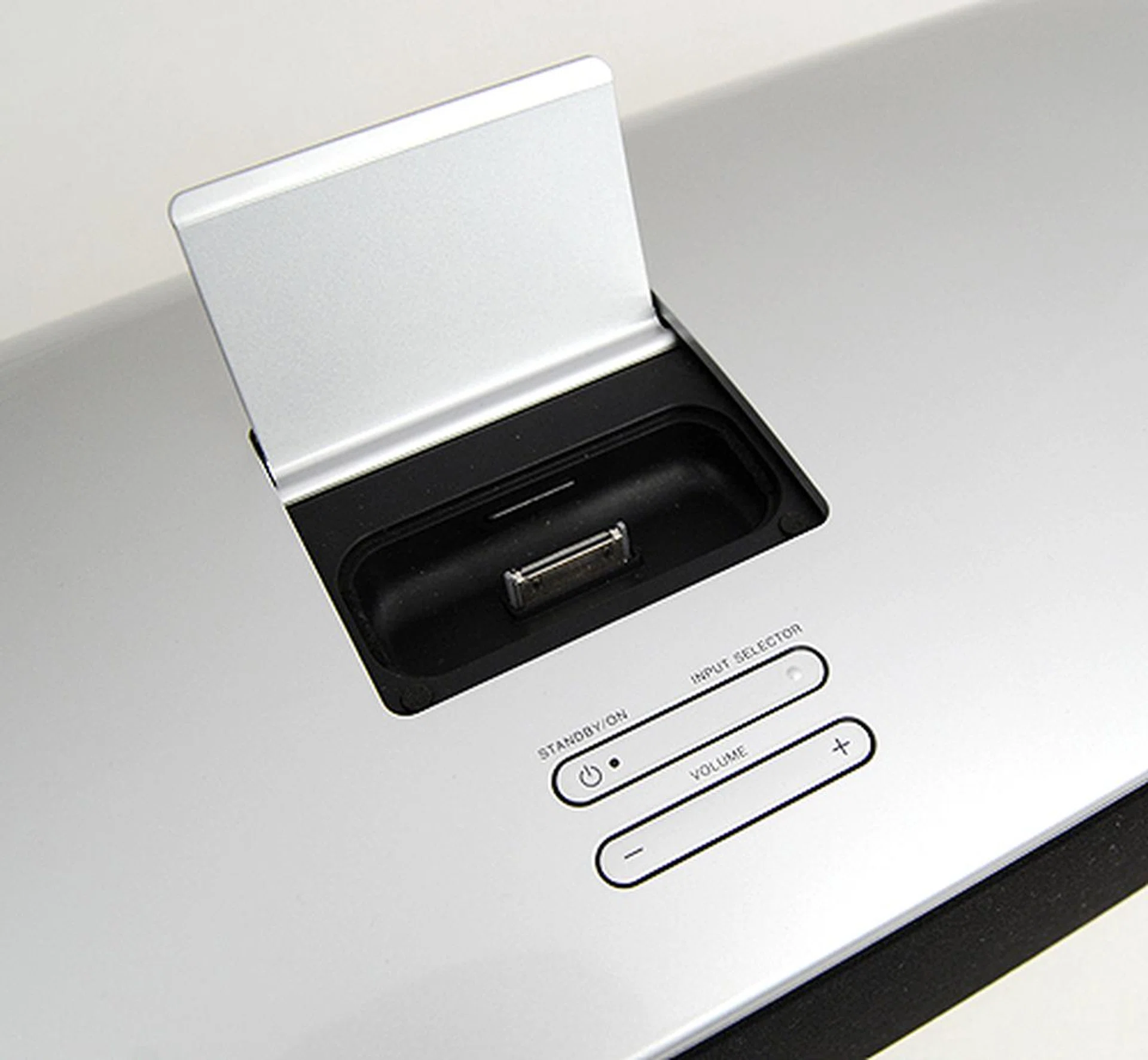 To minimize the build up of dust,the 30-pin connector is concealed behind a cover.