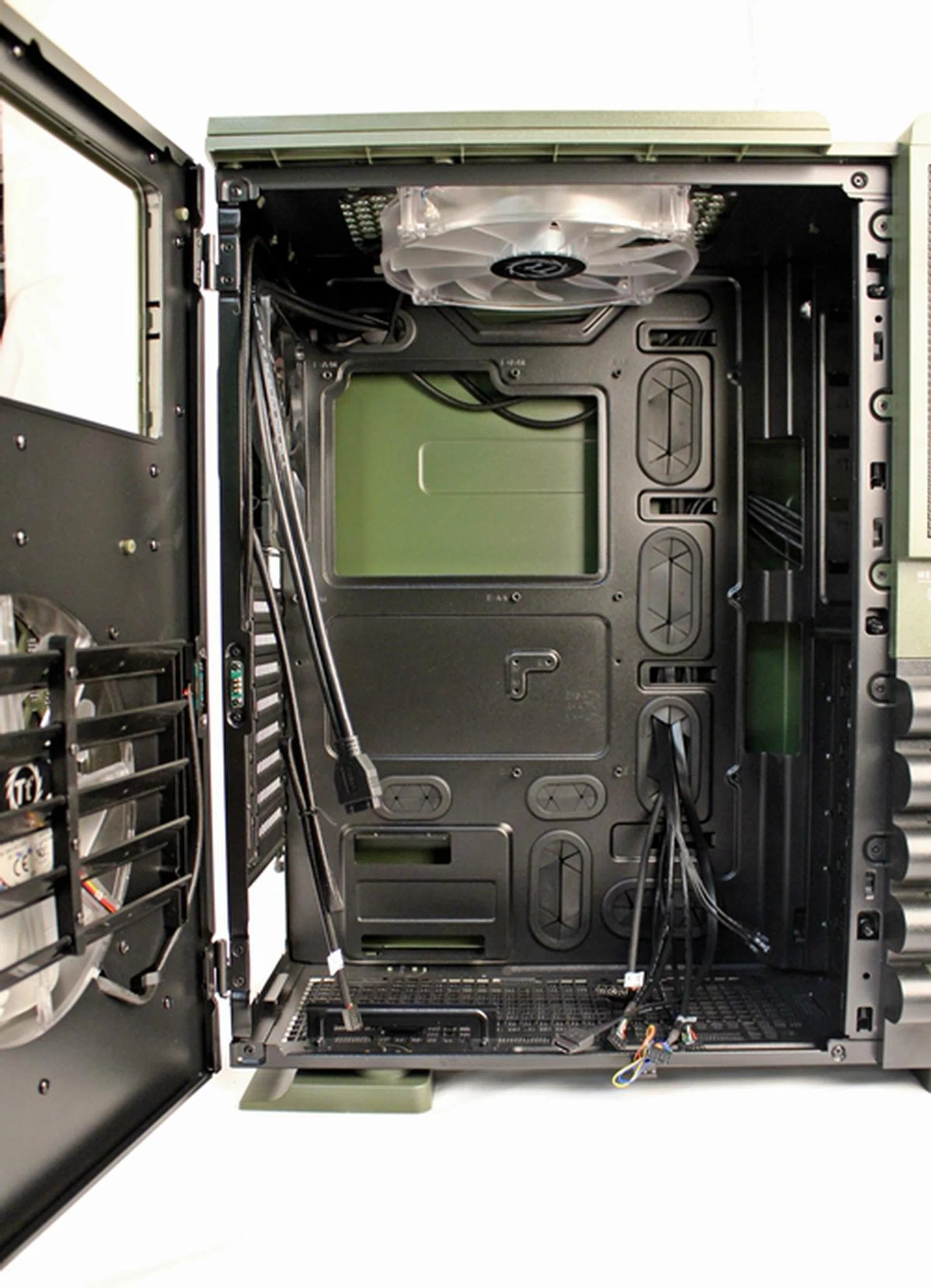 With the side panel door ajar, we see the roomy interior of the Level 10 GT Battle Edition chassis.