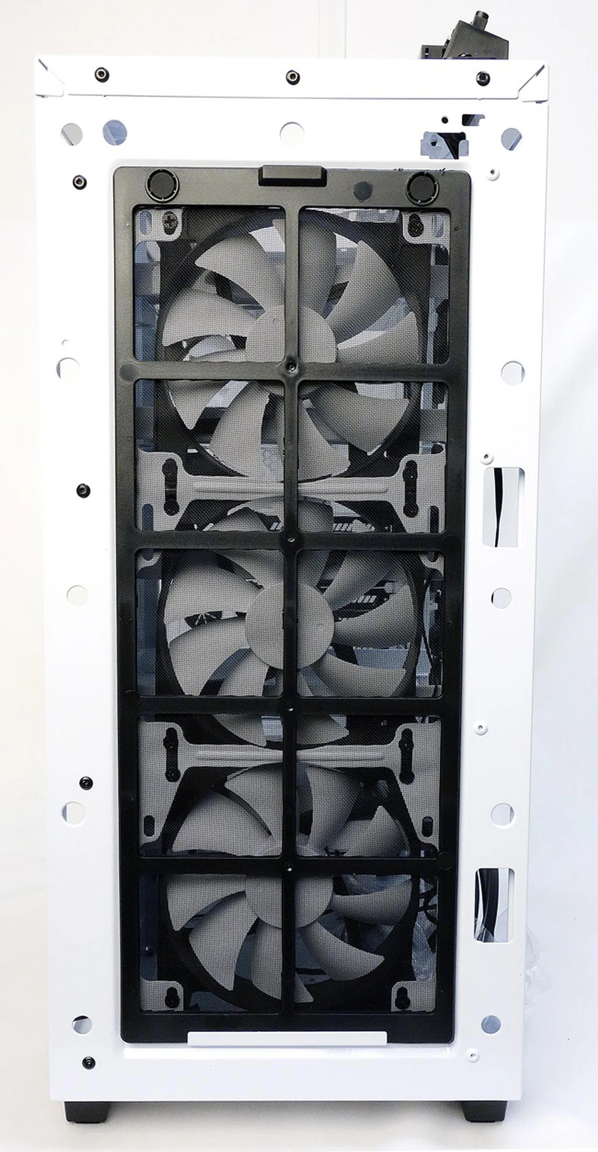 With the front panel removed, we can see its front dust filter, which is located in front of a triplet of 120mm intake cooling fans.