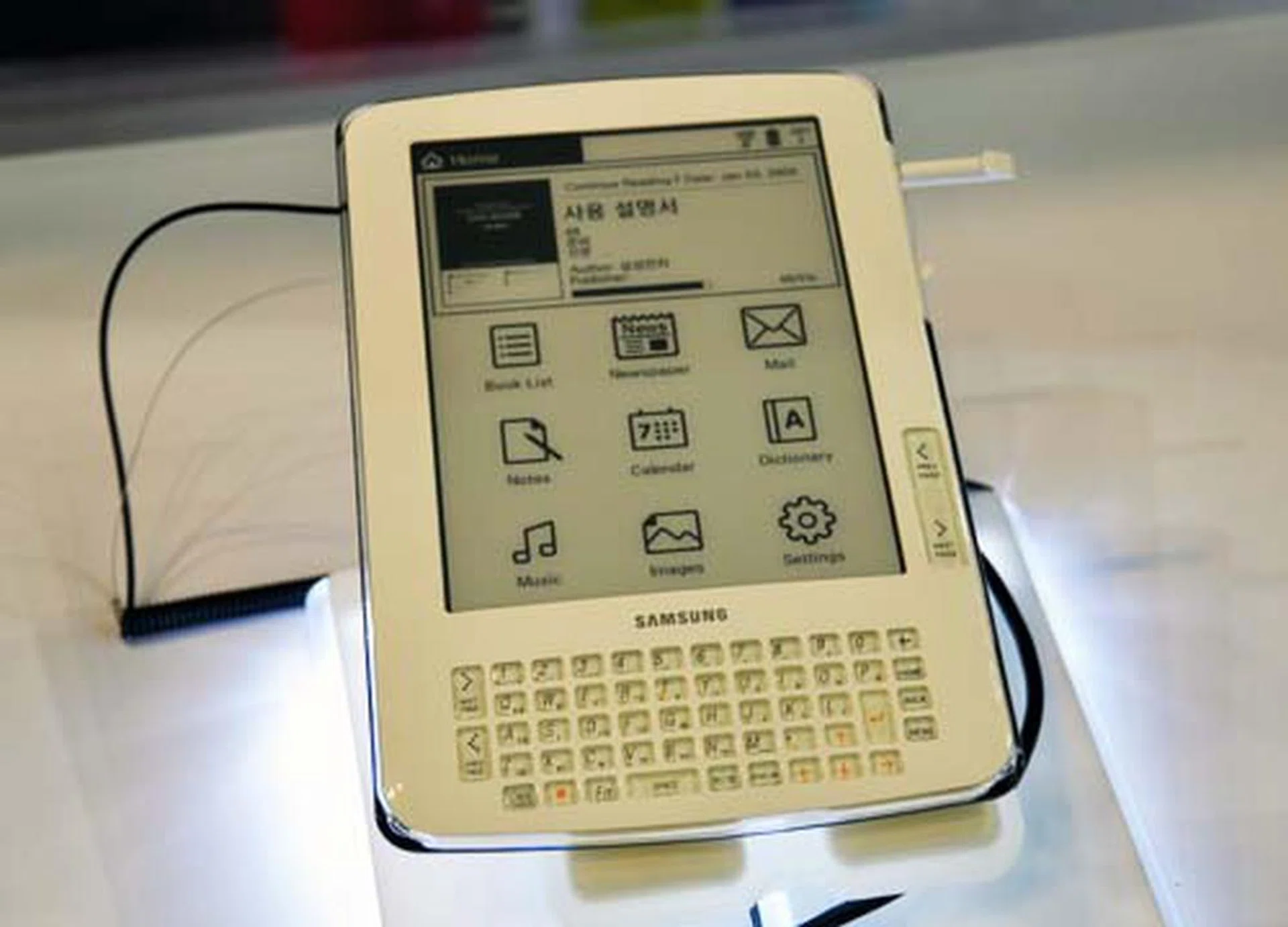 The 6-inch Samsung E65 keeps things simple by doing away with the slide out panel and puts the keyboard right on the surface. Like the other two e-book readers above, it shares much of the same specs and read formats.