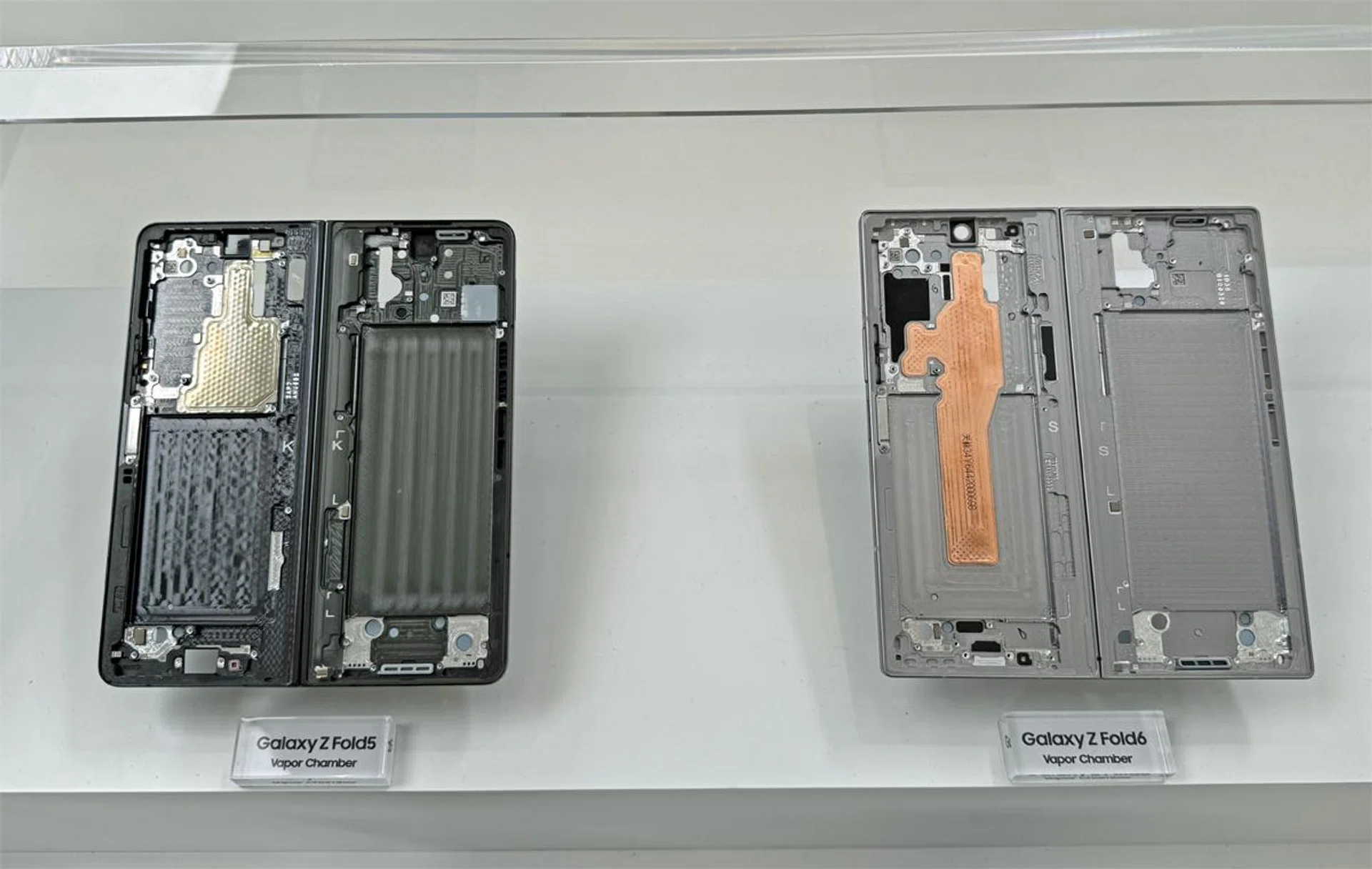 The Galaxy Z Fold6's 1.6x larger vapour chamber is really obvious from the teardown example (right). Photo: HWZ.