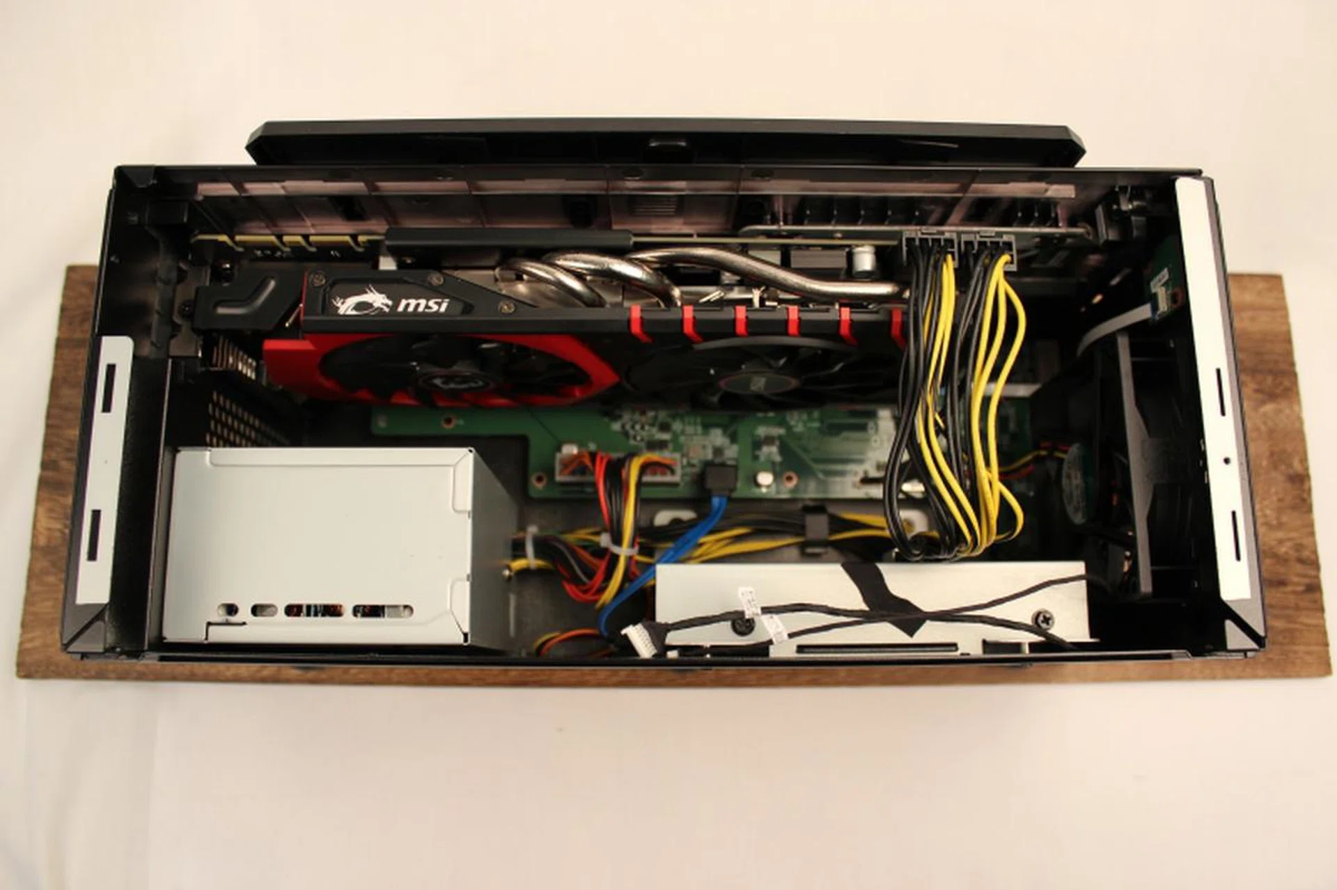 Everything's nicely bundled up and tied so despite the cramped space, everything looks neat and orderly. Can you spot the key components that make up the gaming dock?